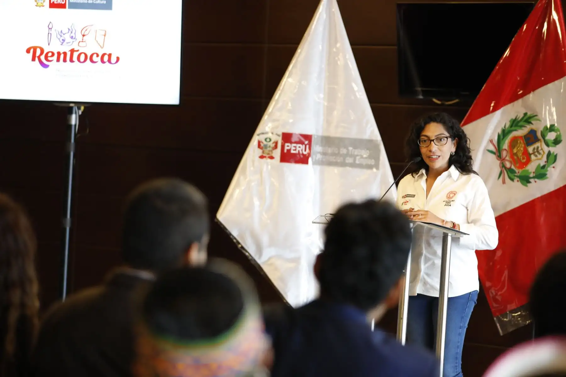 El ministro de Trabajo y Promoción del Empleo, Daniel Maurate Romero, hizo entrega del kit reactivador que otorga su sector, a través del Programa Jóvenes Productivos, a los mejores planes de negocio presentados por los beneficiarios del Registro Nacional de Trabajadores y Organizaciones de la Cultura y las Artes (RENTOCA), del Ministerio de Cultura, durante las capacitaciones que recibieron para la promoción del autoempleo.
Foto: MTPE