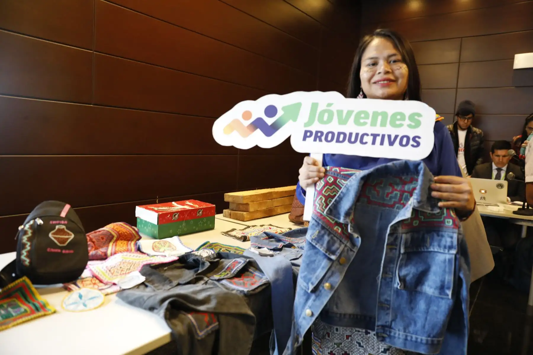 El ministro de Trabajo y Promoción del Empleo, Daniel Maurate Romero, hizo entrega del kit reactivador que otorga su sector, a través del Programa Jóvenes Productivos, a los mejores planes de negocio presentados por los beneficiarios del Registro Nacional de Trabajadores y Organizaciones de la Cultura y las Artes (RENTOCA), del Ministerio de Cultura, durante las capacitaciones que recibieron para la promoción del autoempleo.
Foto: MTPE