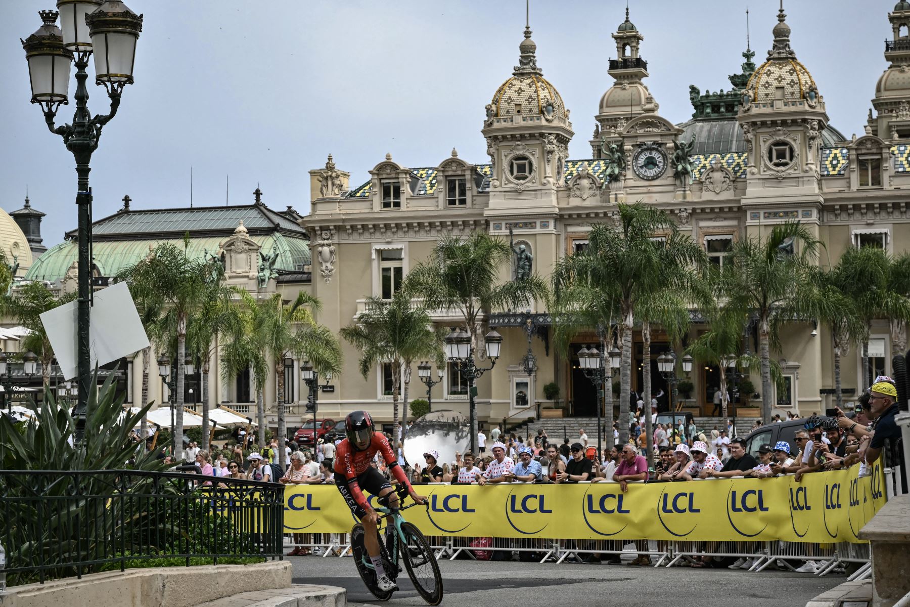 El ciclista francés del equipo Arkea - B&B Hotels, Clement Champoussin, pasa en bicicleta por el Casino de Montecarlo durante la 21.ª y última etapa de la 111.ª edición del Tour de Francia, una contrarreloj individual de 33,7 km entre Mónaco y Niza. Foto: AFP