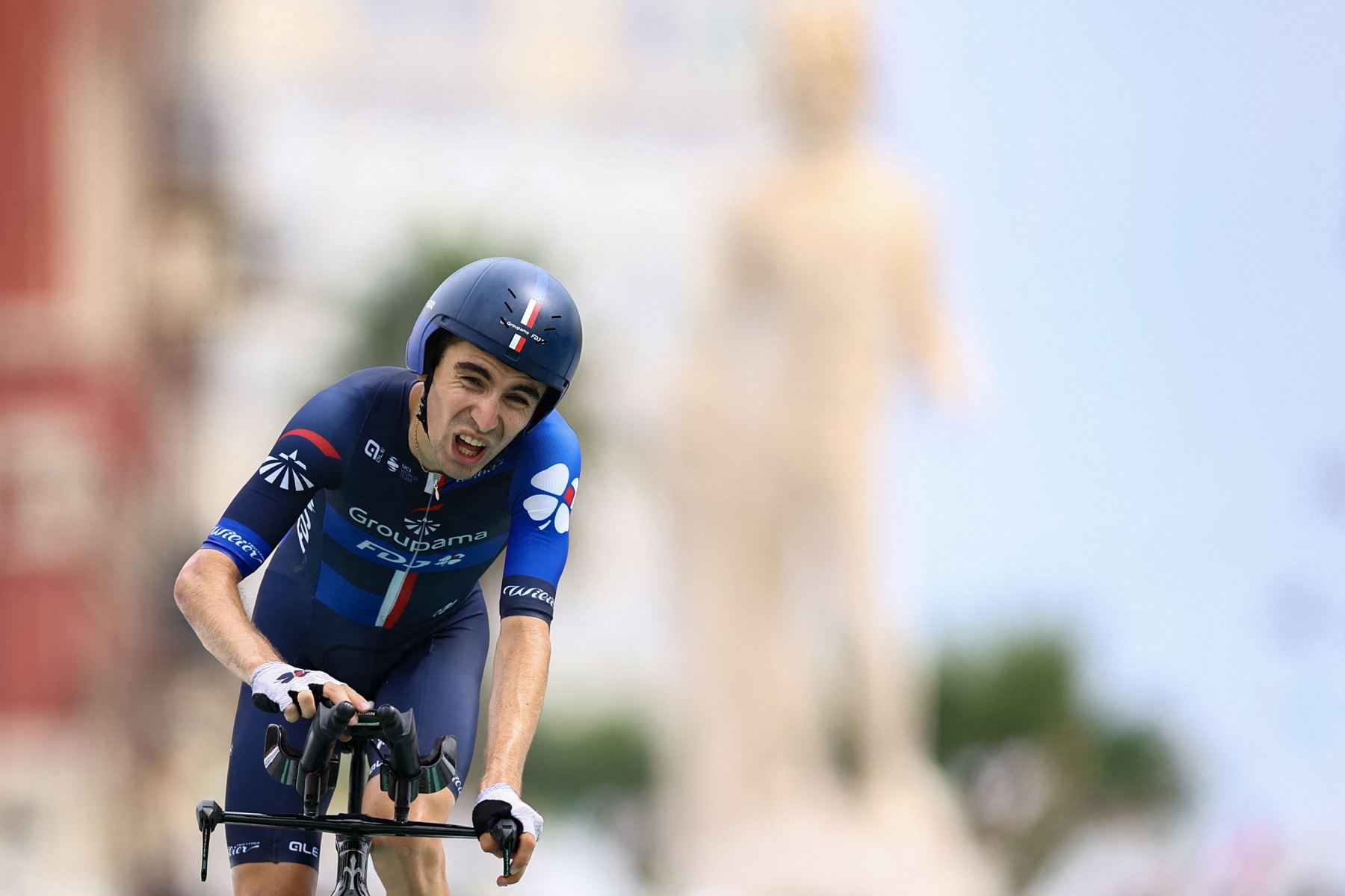 El corredor francés del equipo FDJ, Lenny Martínez, cruza la meta de la 21.ª y última etapa de la 111.ª edición del Tour de Francia, una contrarreloj individual de 33,7 km entre Mónaco y Niza, en la Costa Azul. AFP