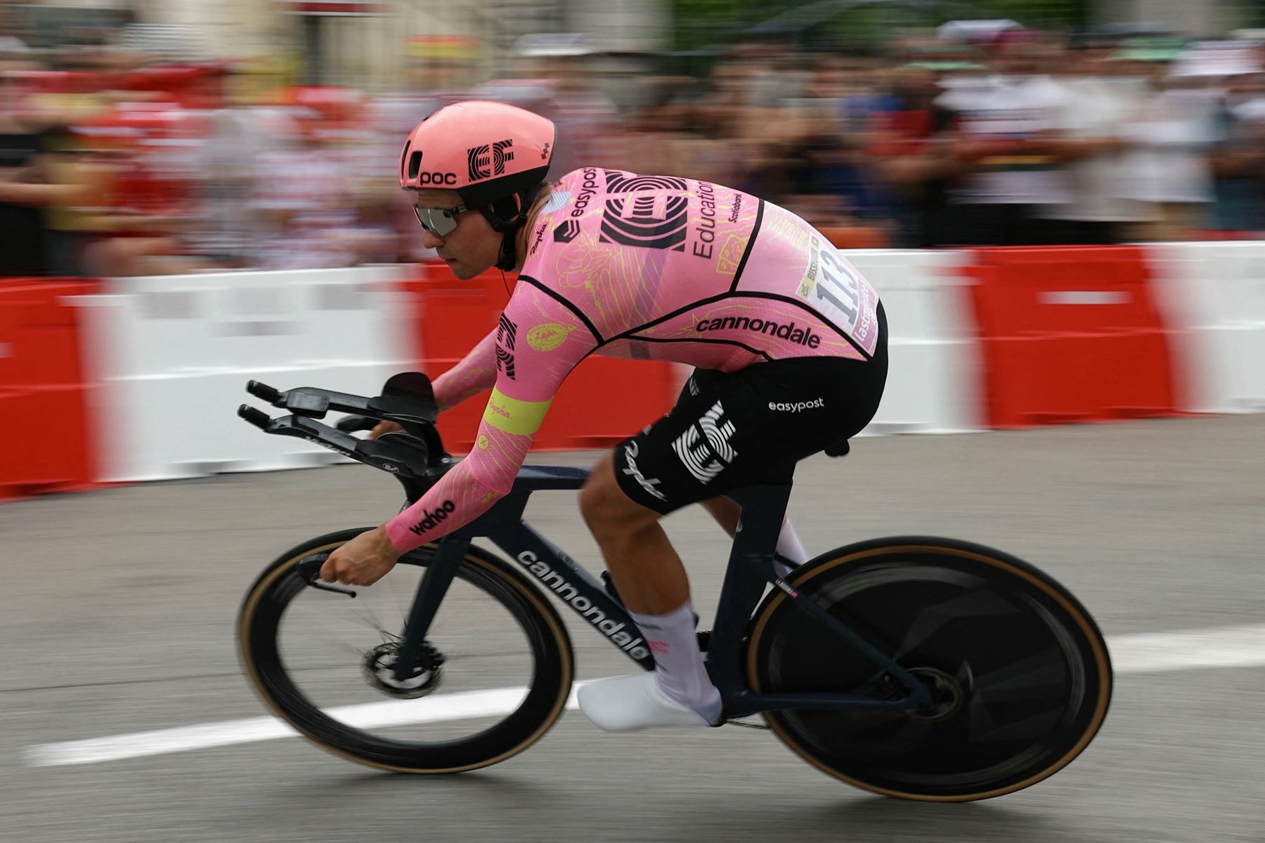 El ciclista suizo del equipo EasyPost, Stefan Bissegger, pedalea durante la 21ª y última etapa de la 111ª edición de la carrera ciclista Tour de Francia, una contrarreloj individual de 33,7 km entre Mónaco y Niza en la Riviera francesa. AFP