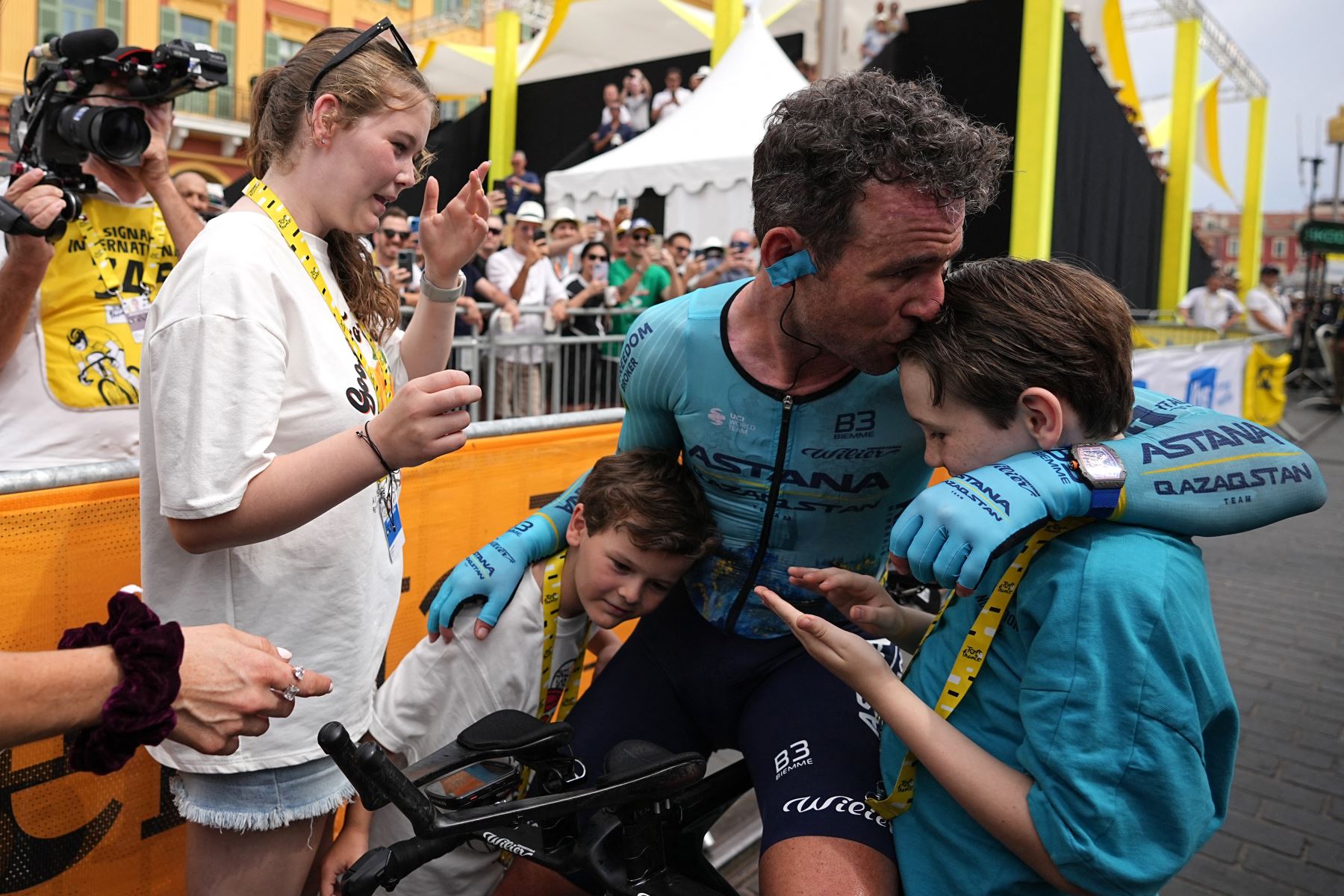 El ciclista británico del Astana Qazaqstan Team, Mark Cavendish, celebra con su familia el final de la 21ª y última etapa de la 111ª edición del Tour de Francia, una contrarreloj individual de 33,7 km entre Mónaco y Niza.. AFP