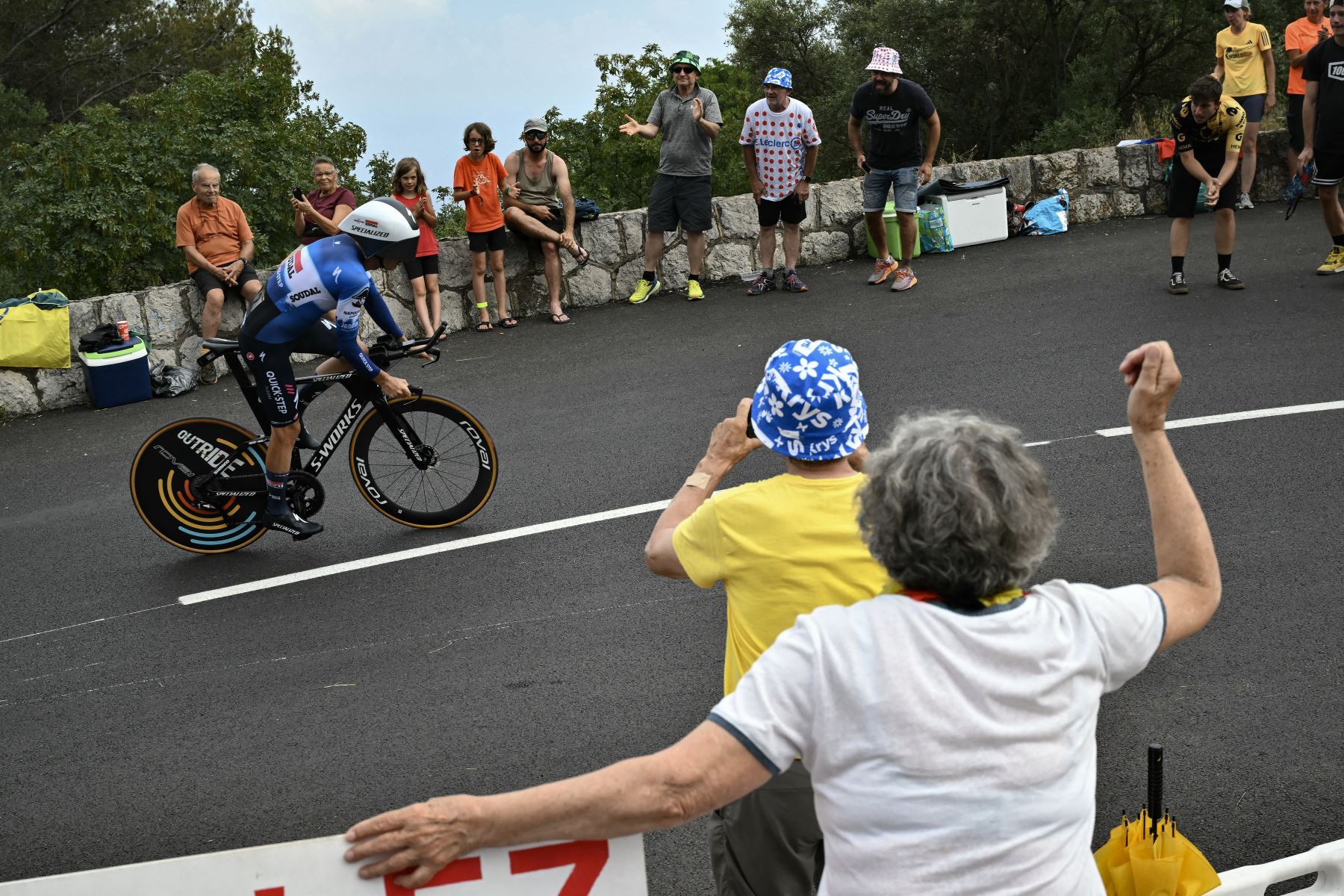 El ciclista checo del equipo Soudal Quick-Step, Jan Hirt, pedalea durante la 21ª y última etapa de la 111ª edición del Tour de Francia, una contrarreloj individual de 33,7 km entre Mónaco y Niza en la Riviera francesa.. AFP