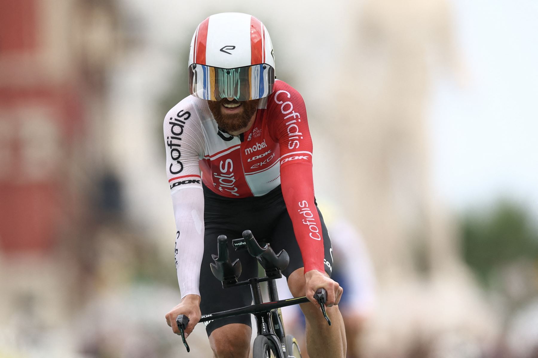 El corredor alemán del equipo Cofidis Simon Geschke cruza la meta de la 21ª y última etapa de la 111ª edición del Tour de Francia, una contrarreloj individual de 33,7 km entre Mónaco y Niza en la Riviera francesa. AFP