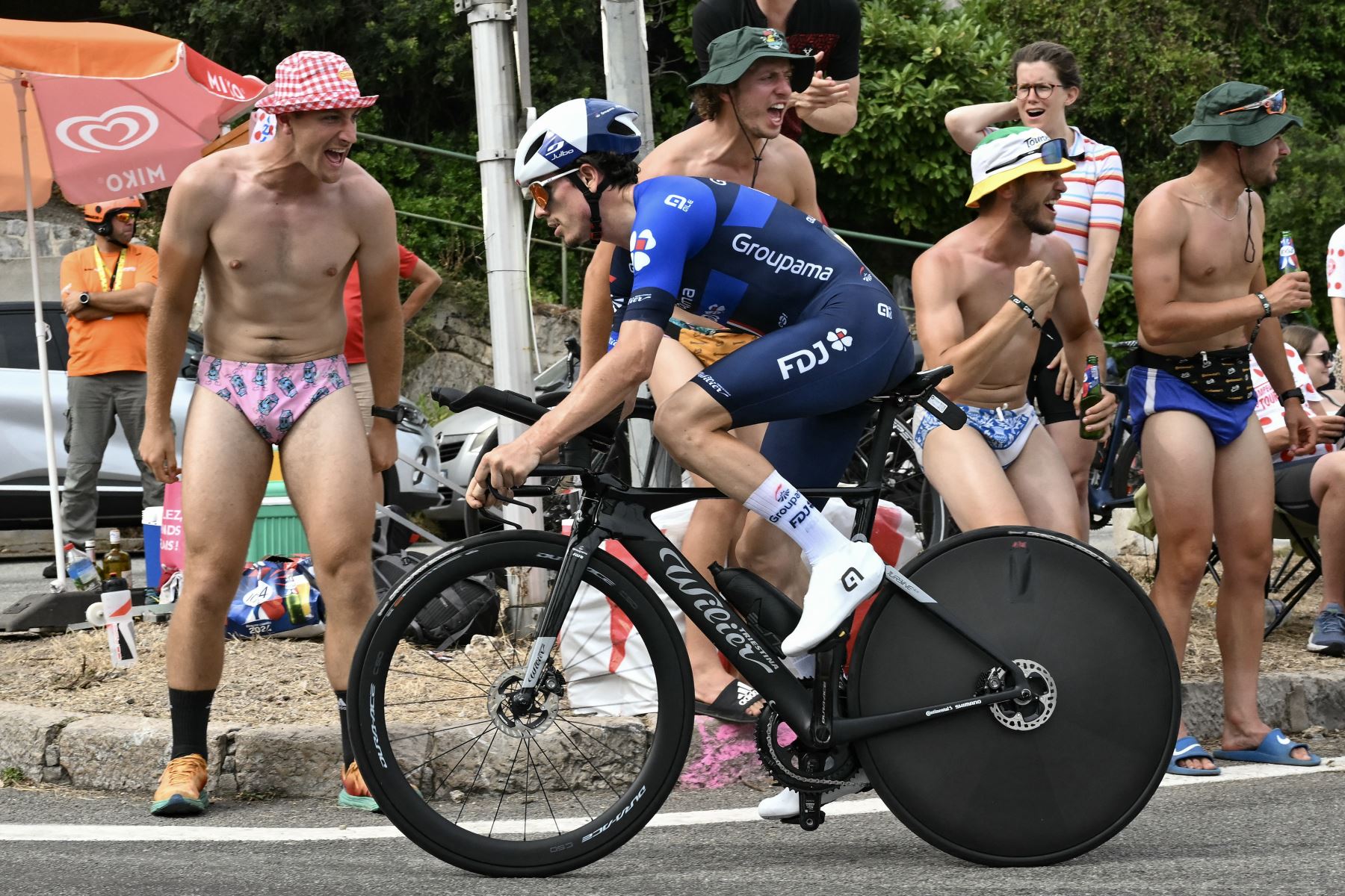 El ciclista francés del equipo FDJ, David Gaudu, pasa junto a sus seguidores durante la 21.ª y última etapa de la 111.ª edición del Tour de Francia, una contrarreloj individual de 33,7 km entre Mónaco y Niza en la Riviera francesa. AFP