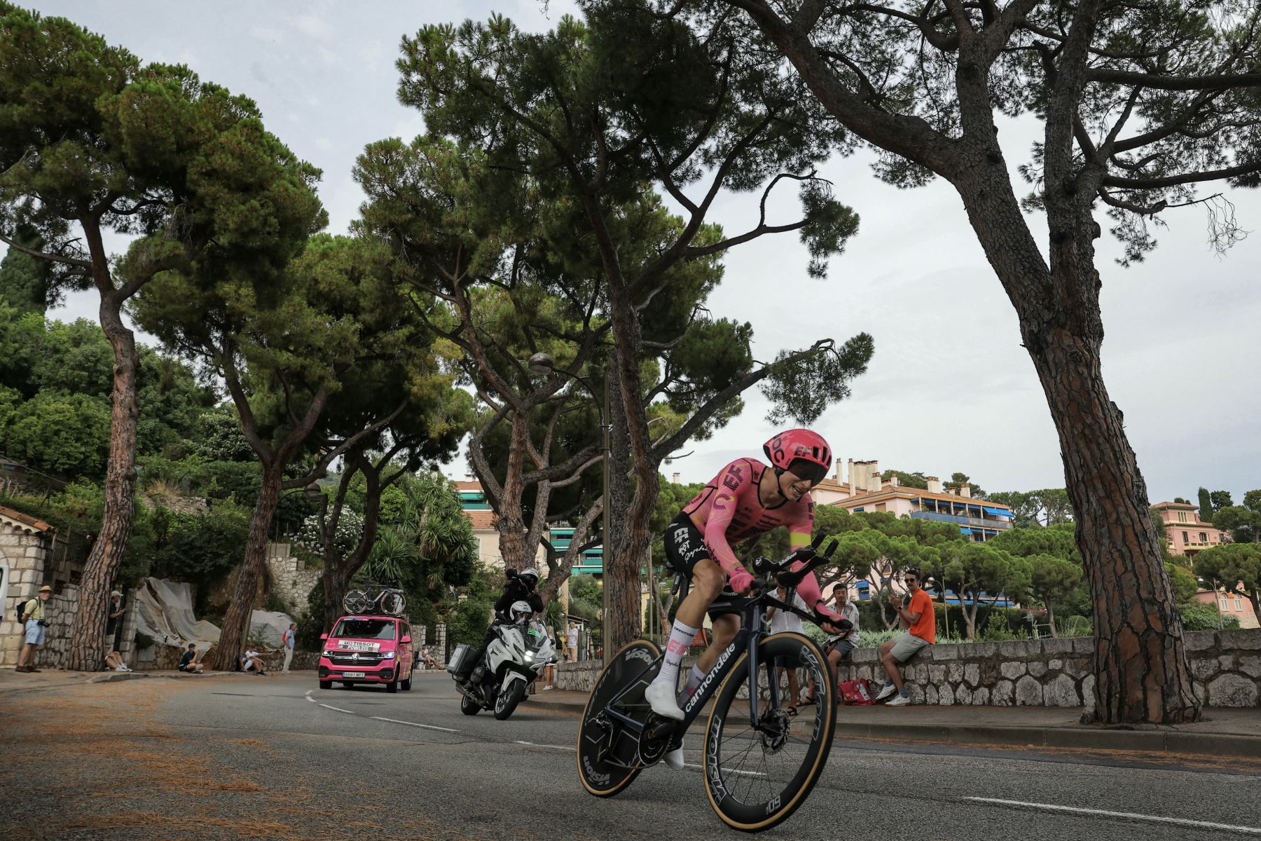 El ciclista estadounidense del equipo EasyPost, Neilson Powless, pedalea durante la 21.ª y última etapa de la 111.ª edición del Tour de Francia, una contrarreloj individual de 33,7 km entre Mónaco y Niza en la Riviera francesa. AFP