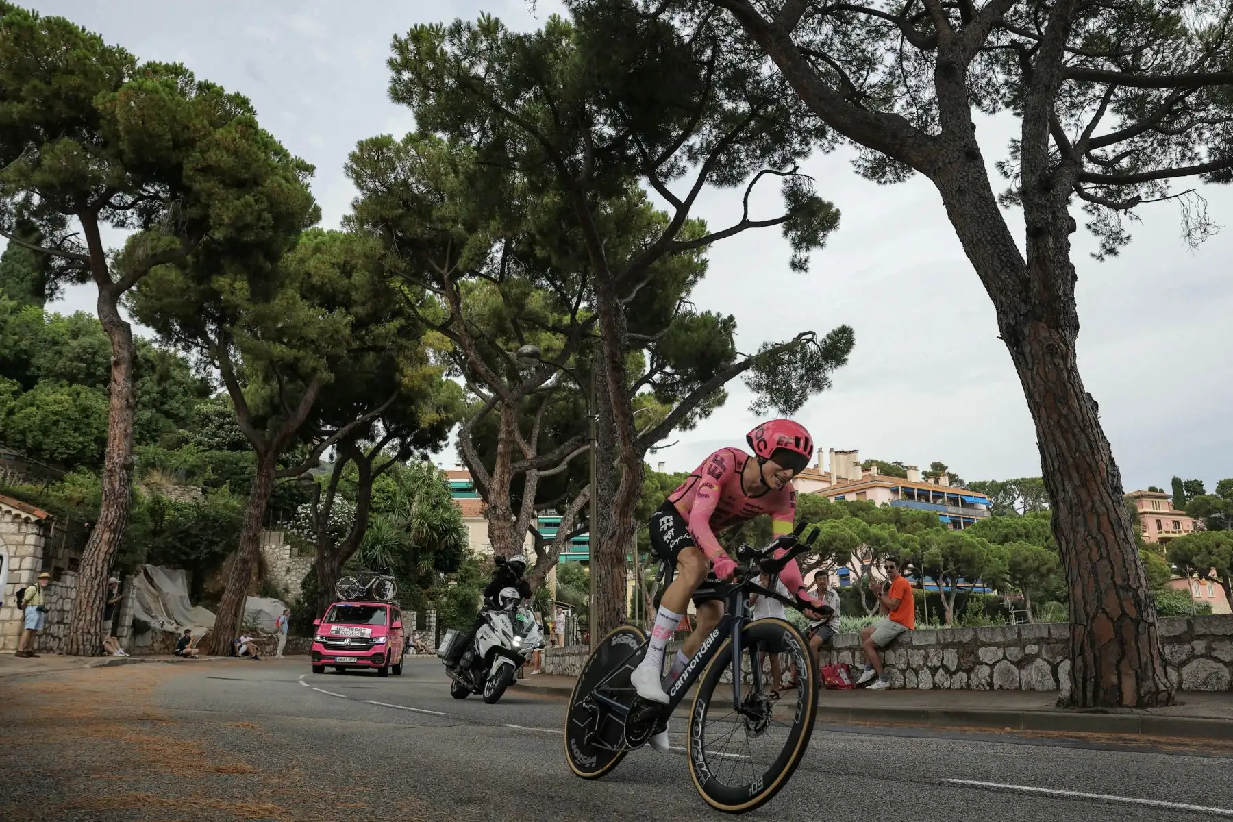 El ciclista estadounidense del equipo EasyPost, Neilson Powless, pedalea durante la 21.ª y última etapa de la 111.ª edición del Tour de Francia, una contrarreloj individual de 33,7 km entre Mónaco y Niza en la Riviera francesa. AFP