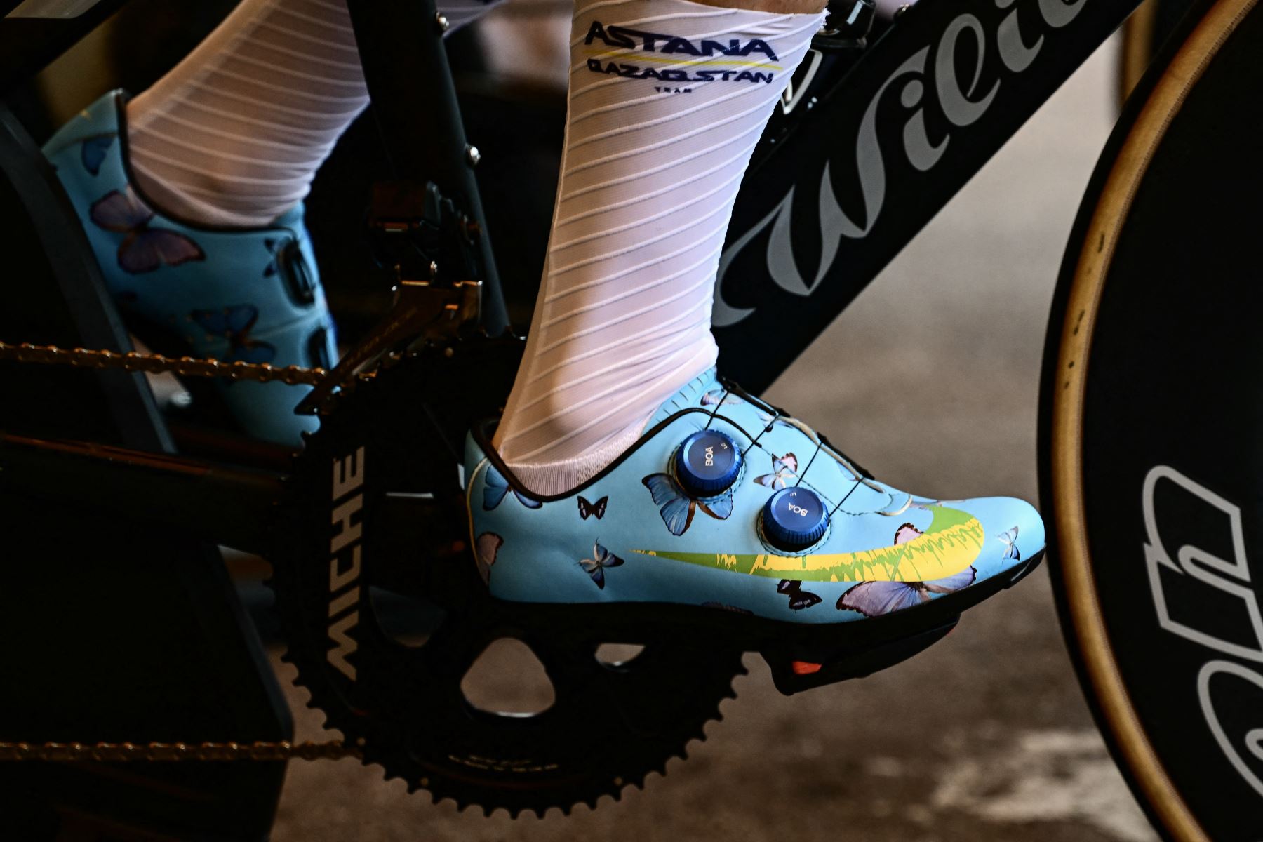 Muestra una vista de cerca de las zapatillas que lleva el ciclista británico del Astana Qazaqstan Team, Mark Cavendish, mientras calienta antes del inicio de la 21ª y última etapa de la 111ª edición de la carrera ciclista del Tour de Francia, un tiempo individual de 33,7 km. -juicio entre Mónaco y Niza. AFP