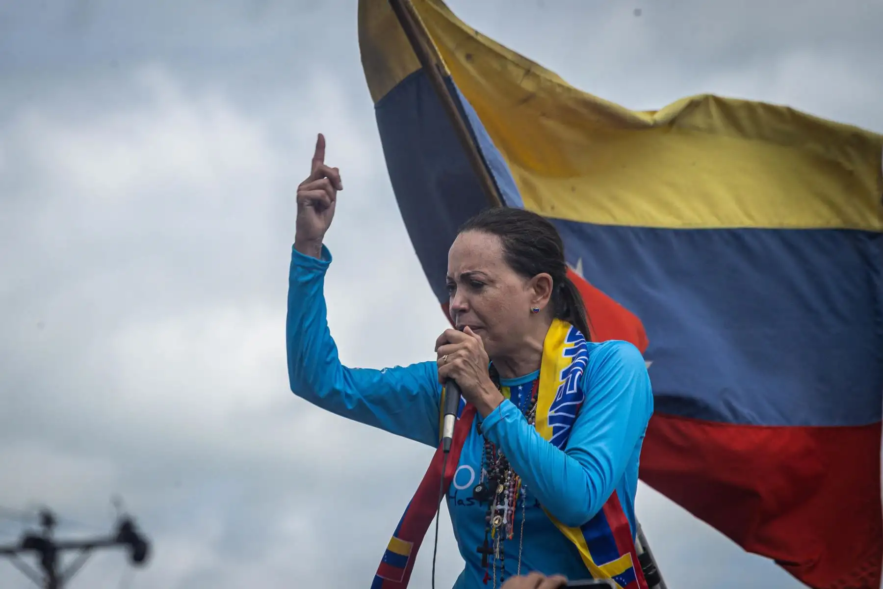 La líder antichavista María Corina Machado saluda a sus simpatizantes durante una caravana para promover el voto hacia el candidato presidencial de la principal alianza opositora de Venezuela, Edmundo González Urrutia, de cara a las elecciones presidenciales, este sábado en Maturín (Venezuela). Foto: EFE