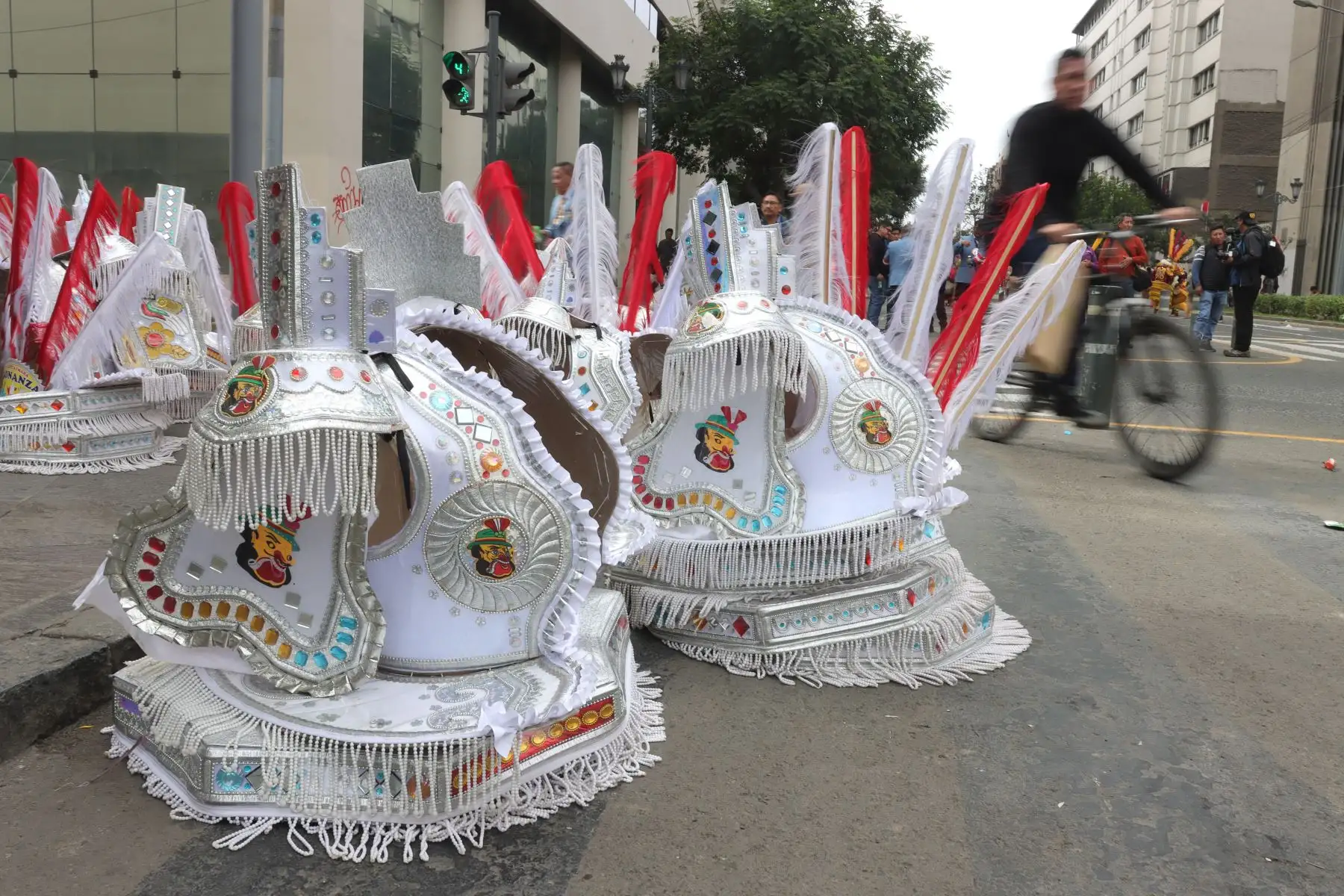 Danzantes de Puno, escenifican la danza de la diablada.
El Centro Histórico de Lima se llena de color y ritmo con nuestras danzas tradicionales.
Foto : ANDINA / Lino Chipana.