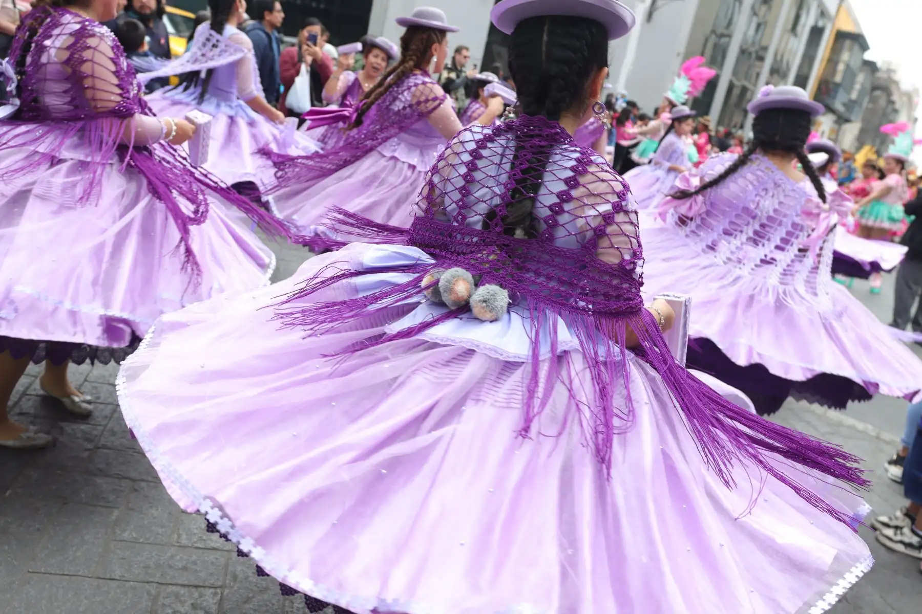 En la imagen, danzantes de la región Puno, escenifica La Morenada. 
Pasacalle de Lima. 
El Centro Histórico de Lima se llena de color y ritmo con nuestras danzas tradicionales. 
Foto : ANDINA / Lino Chipana.