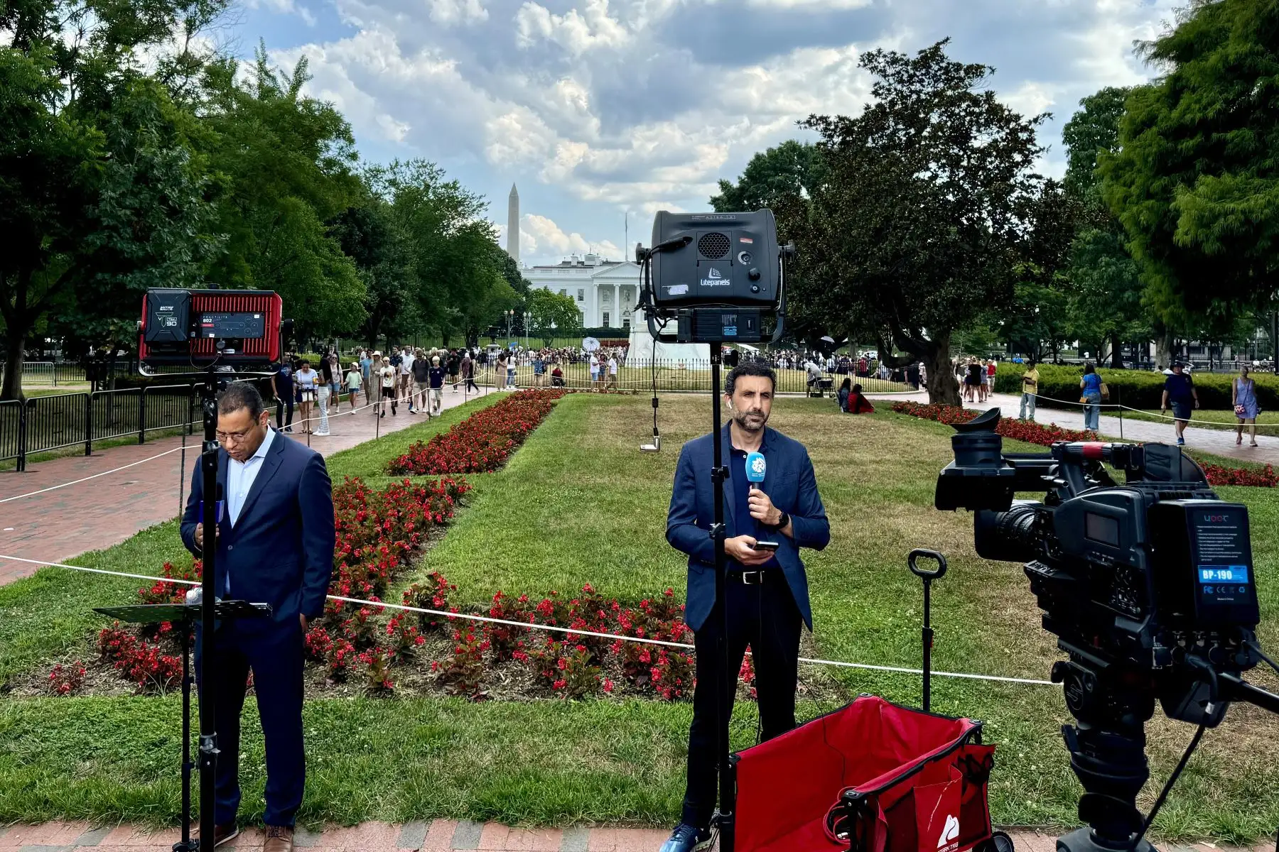 Periodistas informan frente a la Casa Blanca  en Washington, DC. El presidente de Estados Unidos, Joe Biden, anunció  que abandonará su batalla por la reelección con Donald Trump, en una medida histórica.
Foto: AFP