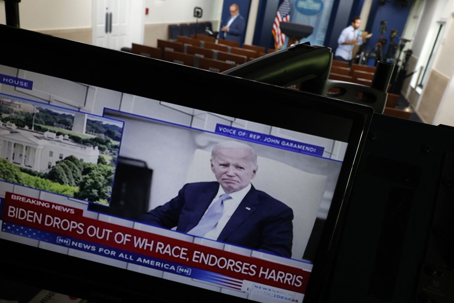 Los corresponsales utilizan la sala de reuniones de la Casa Blanca para presentar informes sobre la decisión del presidente estadounidense Joe Biden de no buscar la reelección en Washington, DC. 
Foto: AFP