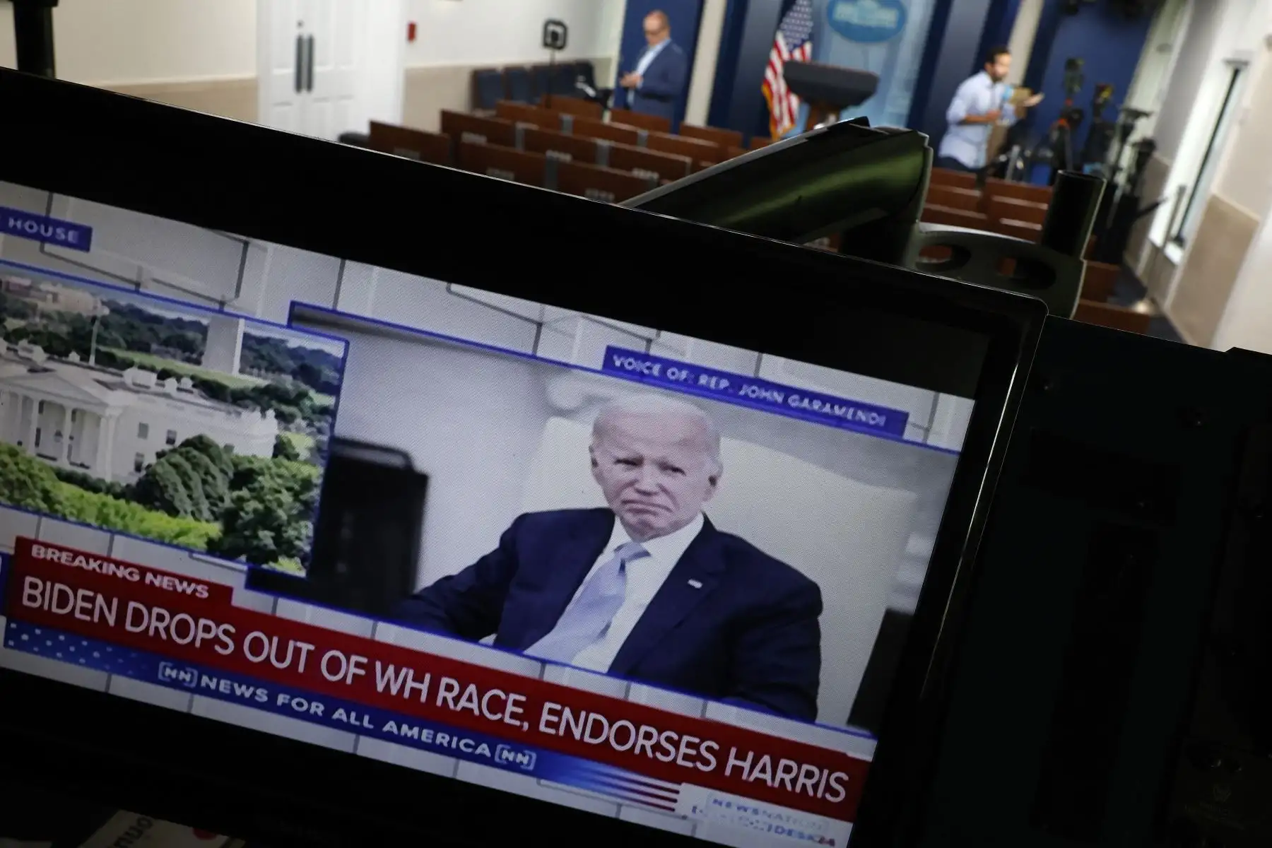 Los corresponsales utilizan la sala de reuniones de la Casa Blanca para presentar informes sobre la decisión del presidente estadounidense Joe Biden de no buscar la reelección en Washington, DC. 
Foto: AFP