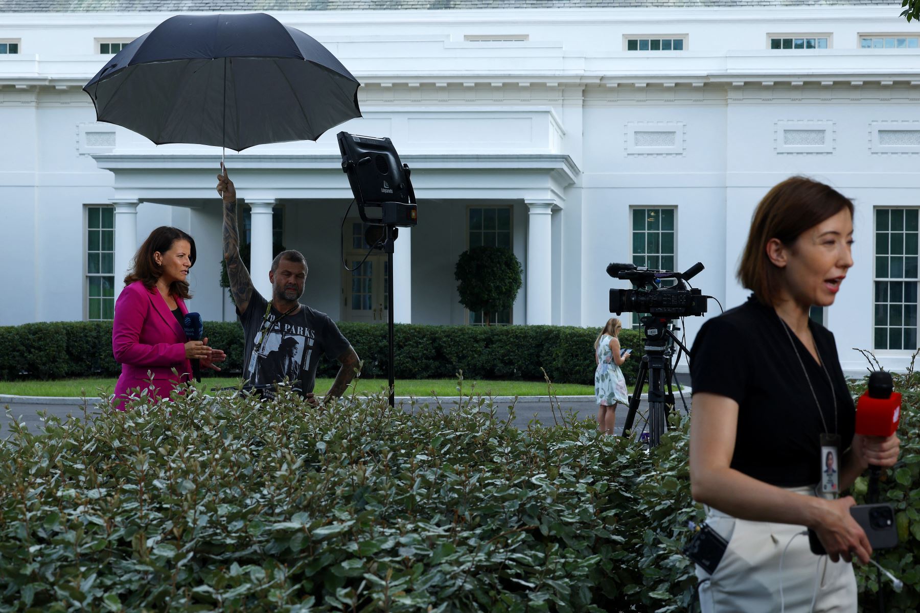 Corresponsales extranjeros presentan informes sobre la decisión del presidente Joe Biden de no buscar la reelección fuera del ala oeste de la Casa Blanca  en Washington, DC. A cuatro meses del día de las elecciones.
Foto: AFP