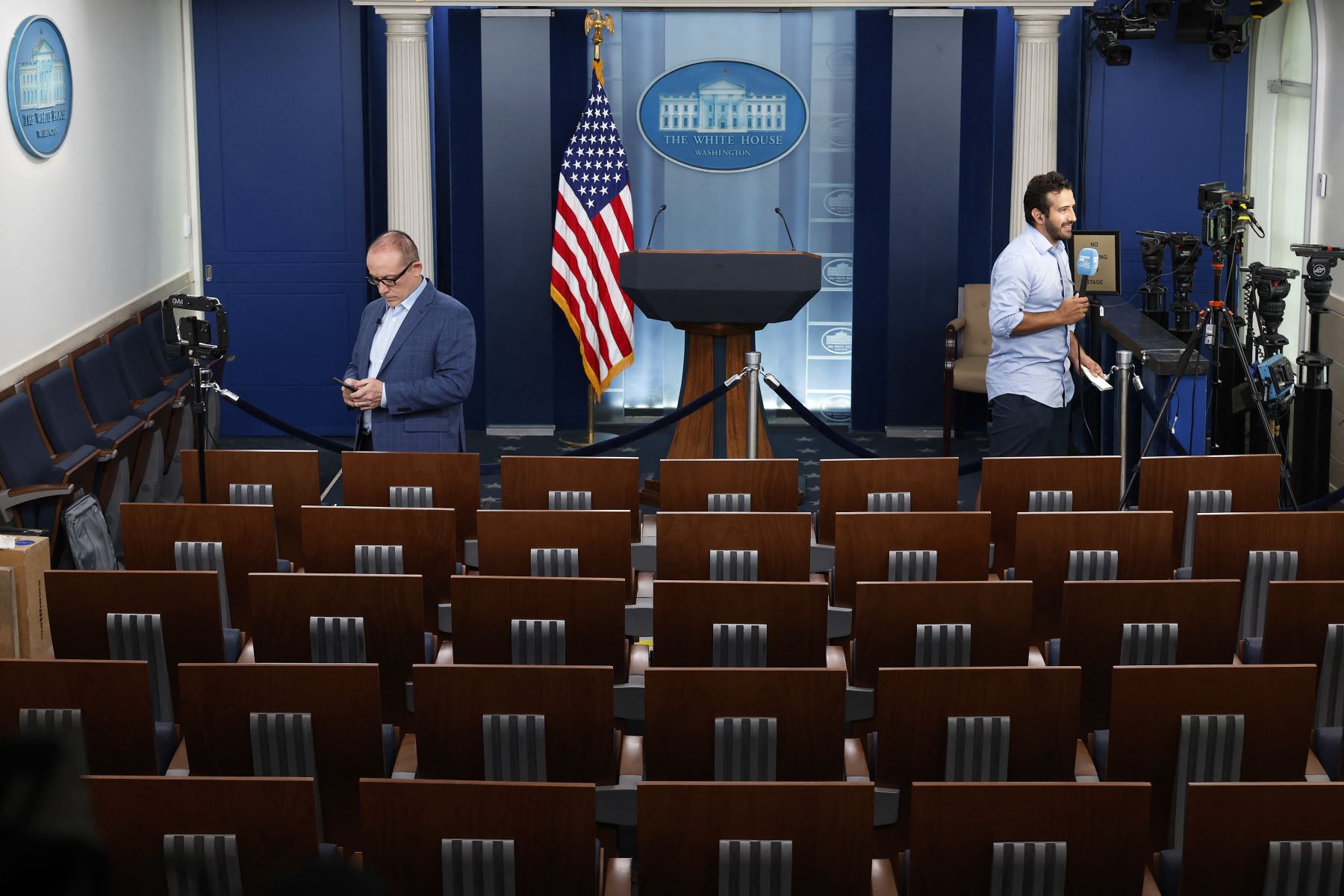 Los corresponsales utilizan la sala de reuniones de la Casa Blanca para presentar informes sobre la decisión del presidente estadounidense Joe Biden de no buscar la reelección  en Washington, DC. 
Foto: AFP