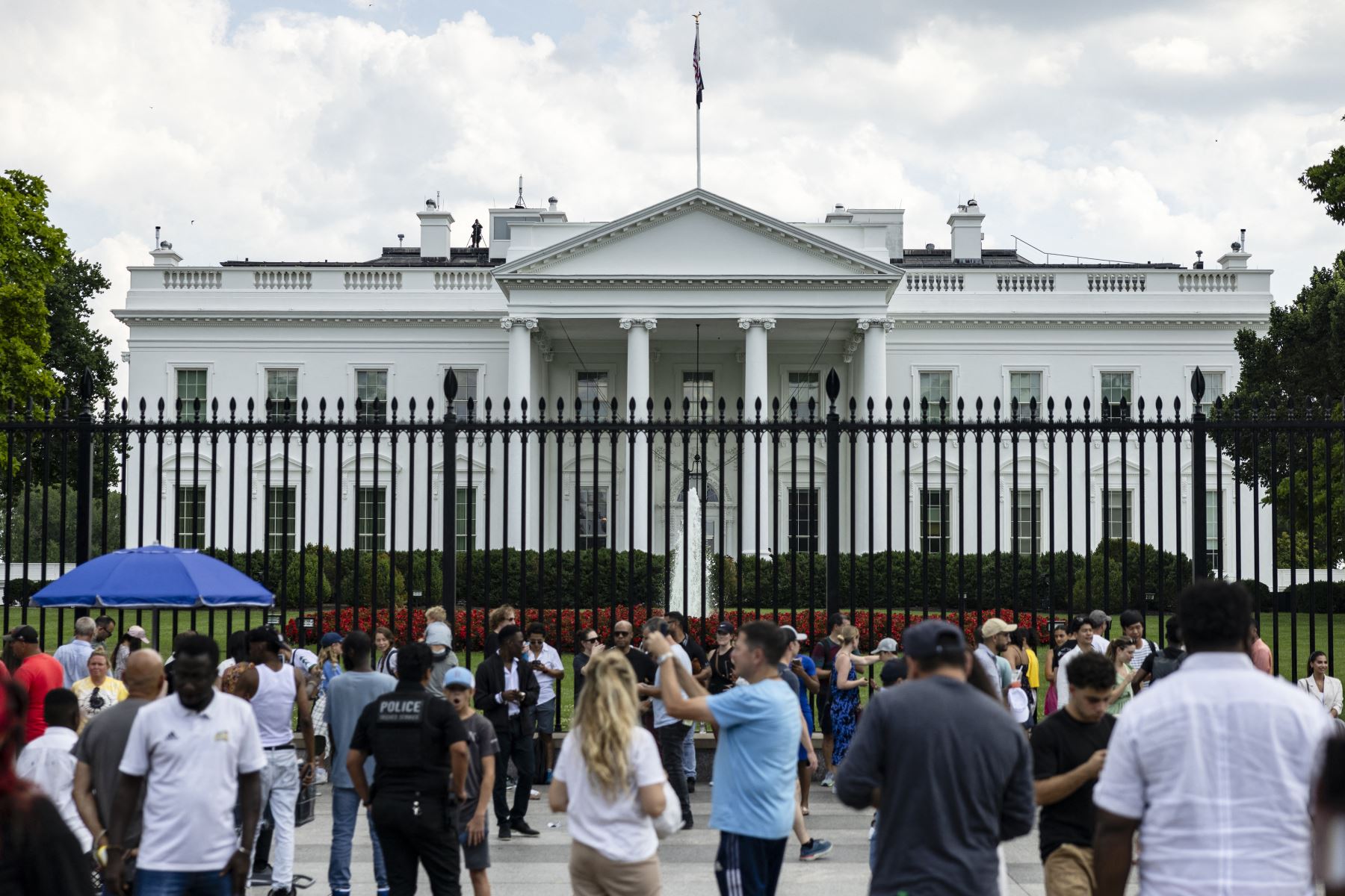 Los visitantes caminan cerca de la Casa Blanca después de que el presidente estadounidense Joe Biden anunciara que no buscará la reelección, el 21 de julio de 2024 en Washington, DC
Foto: AFP