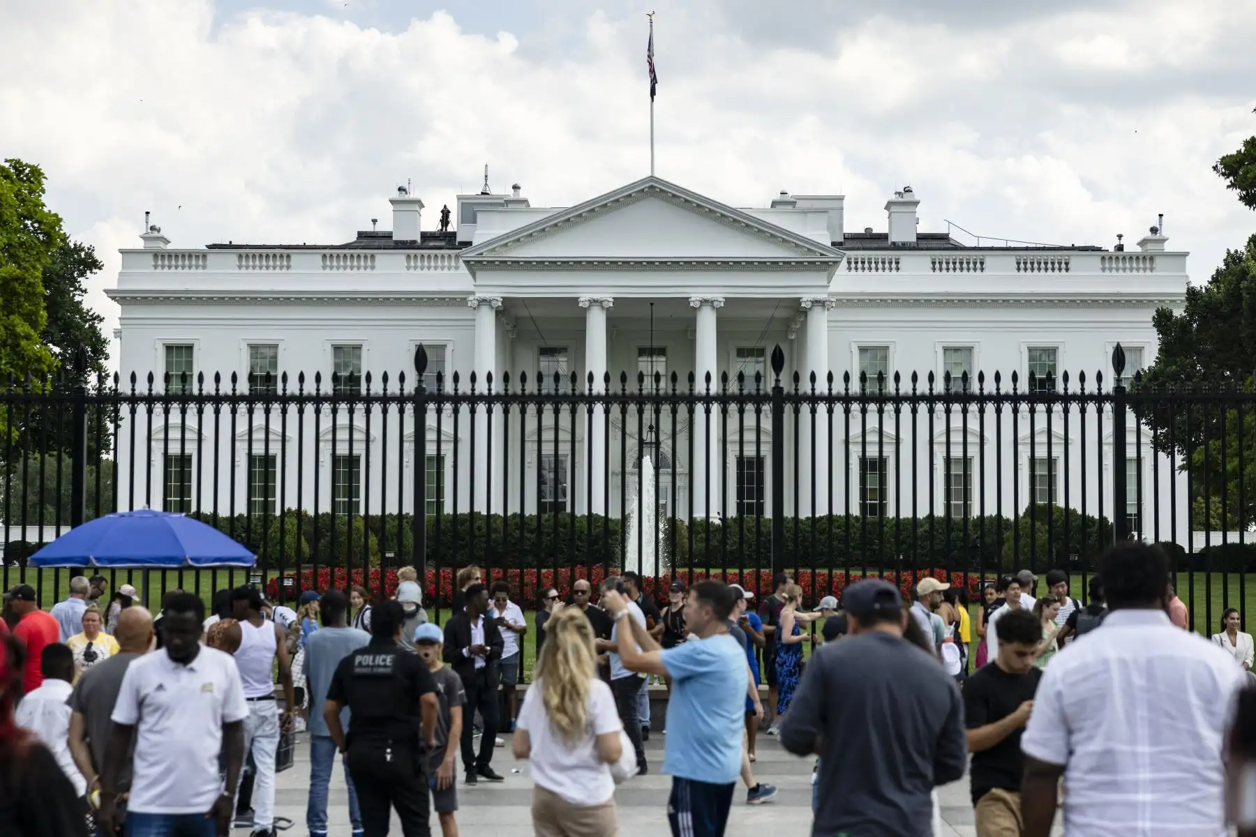 Los visitantes caminan cerca de la Casa Blanca después de que el presidente estadounidense Joe Biden anunciara que no buscará la reelección, el 21 de julio de 2024 en Washington, DC
Foto: AFP