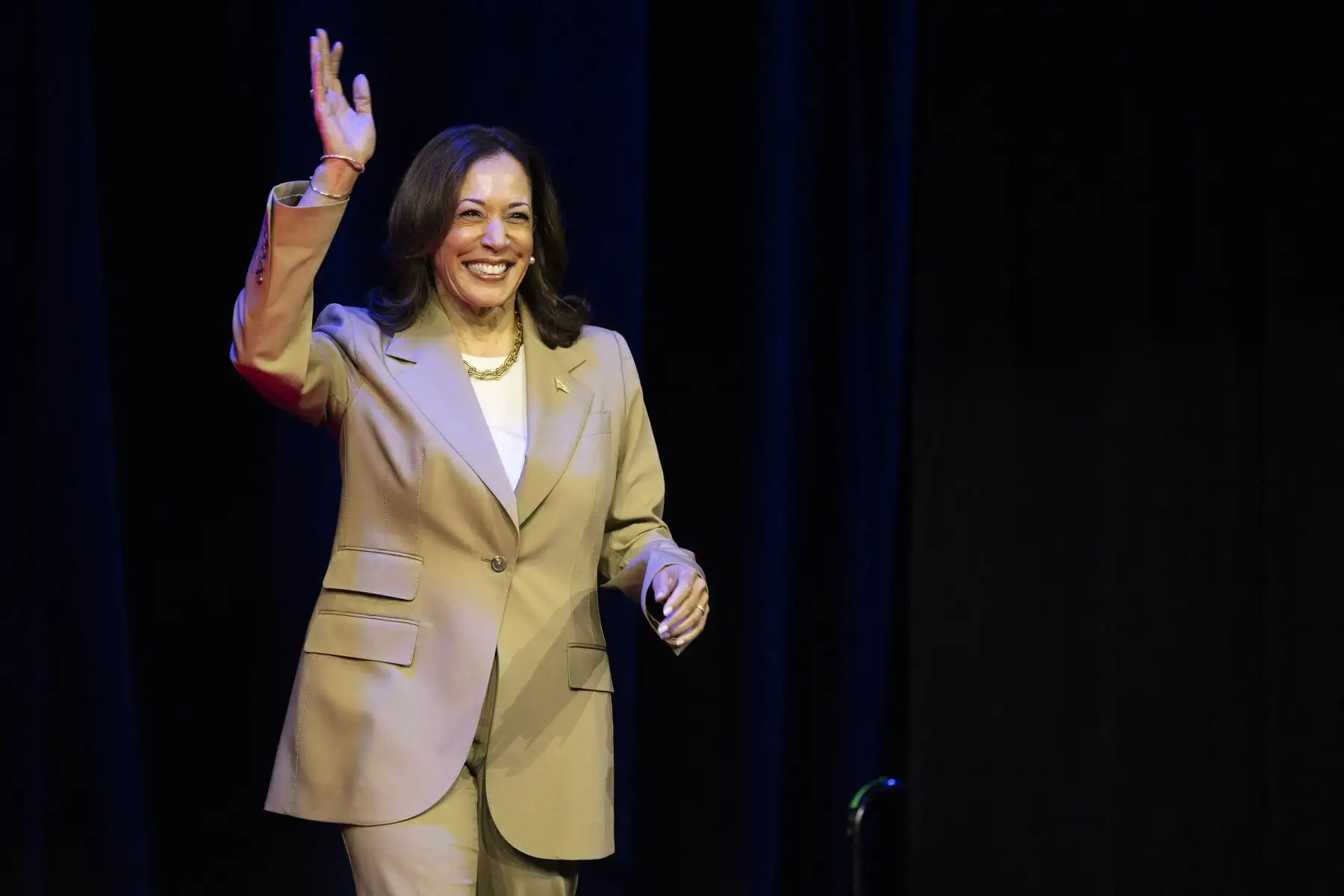 El vicepresidente Kamala Harris llega para hablar en el Ayuntamiento Presidencial del Voto Americano de Asia e Islas del Pacífico en Filadelfia, Pensilvania.
Foto: AFP