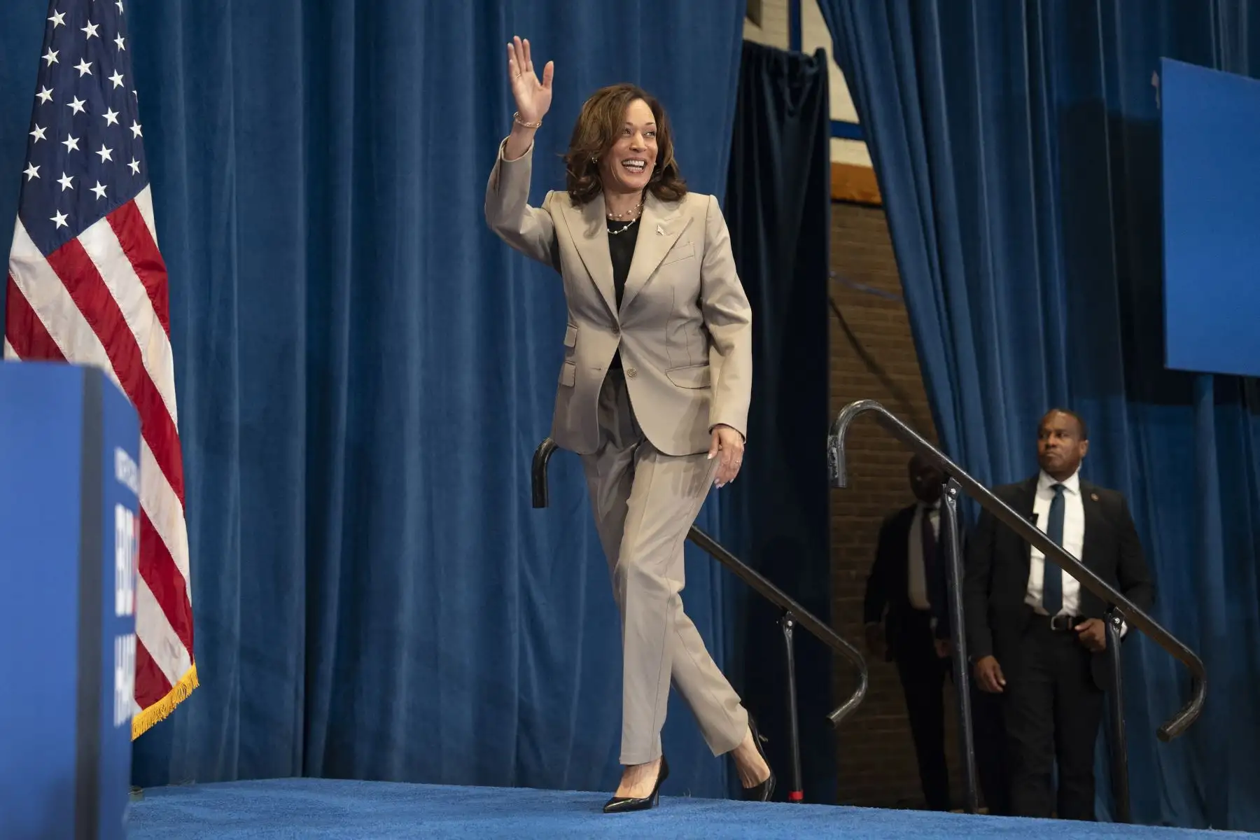La vicepresidenta estadounidense Kamala Harris llega para hablar durante un evento de campaña en la escuela secundaria Westover en Fayetteville, Carolina del Norte.
Foto: AFP