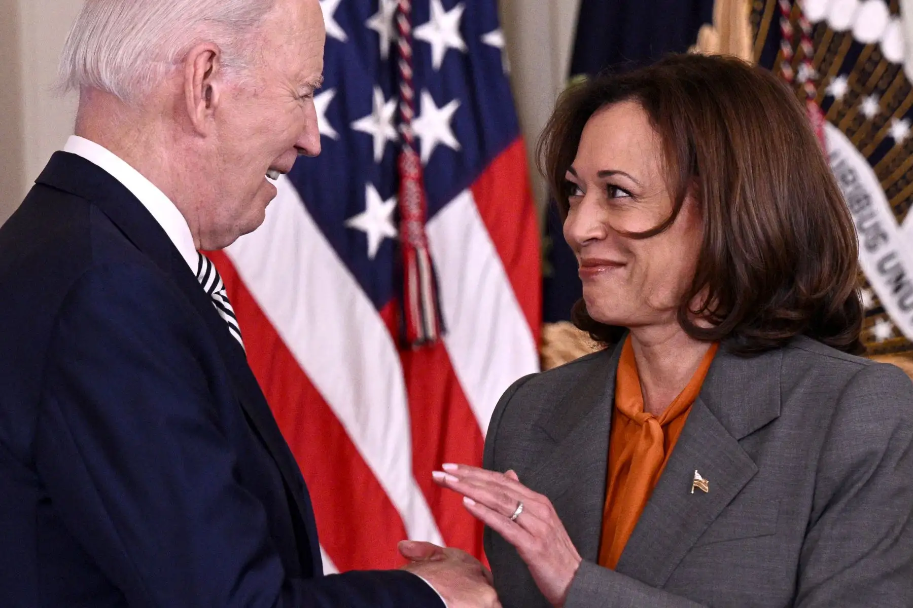 El presidente Joe Biden le da la mano a la vicepresidenta de Estados Unidos, Kamala Harris, antes de pronunciar un discurso sobre cómo promover el desarrollo y uso seguro y confiable de la inteligencia artificial, en el Salón Este de la Casa Blanca .
Foto: AFP