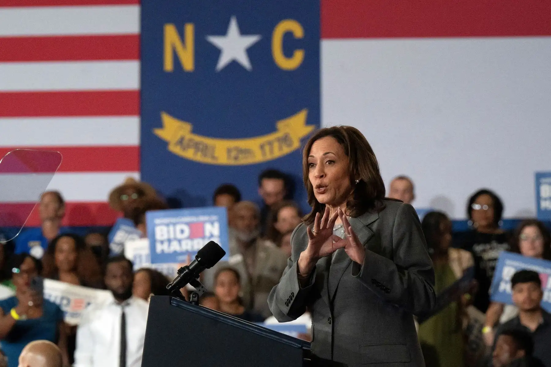 La vicepresidenta de Estados Unidos, Kamala Harris, habla en un evento de campaña en la escuela secundaria James B. Dudley el 11 de julio de 2024 en Greensboro, Carolina del Norte.
Foto: AFP