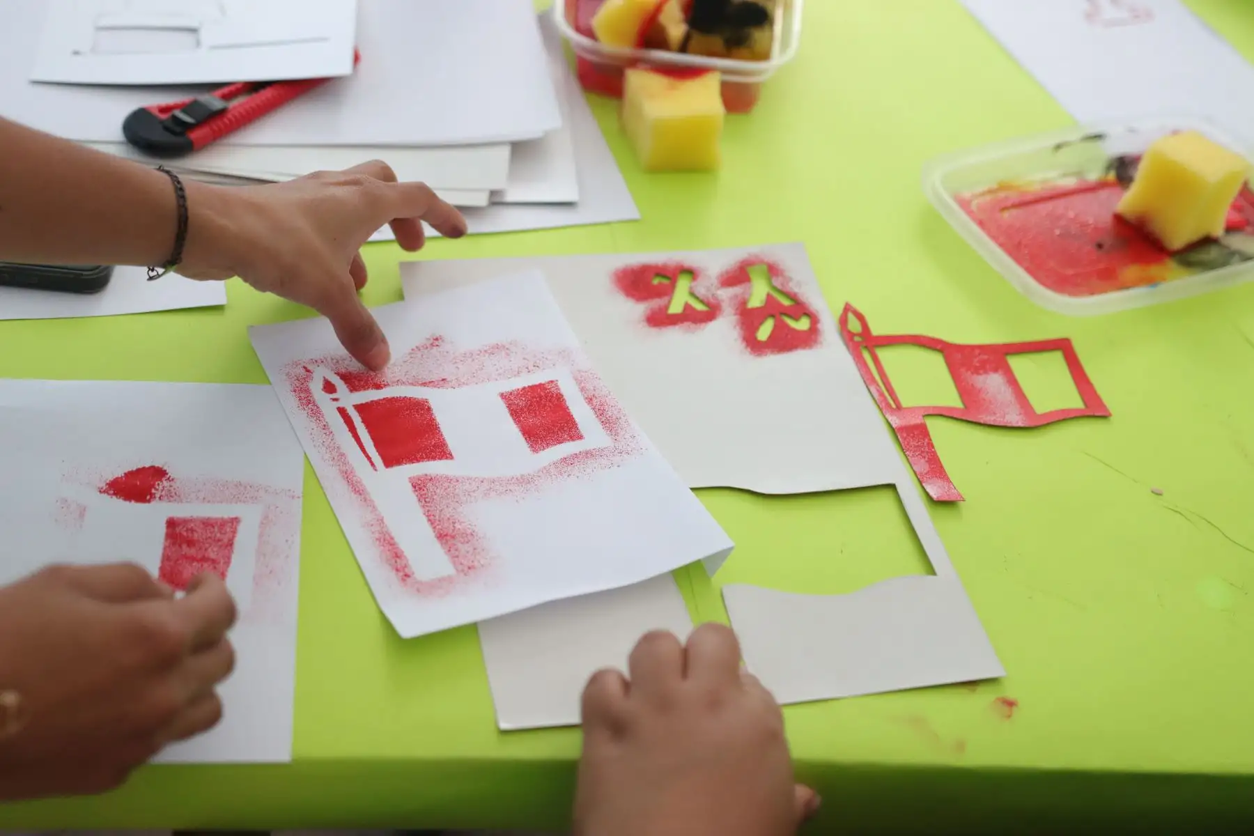 En el marco de la celebraciones de fiestas patrias la Pinacoteca Municipal Ignacio Merino organizó un taller de sténcil. Se realizó estampados, composición de imágenes alusivas a los símbolos patrios y personajes de nuestra independencia.
Foto: ANDINA / Lino Chipana.
Foto: ANDINA/Difusión