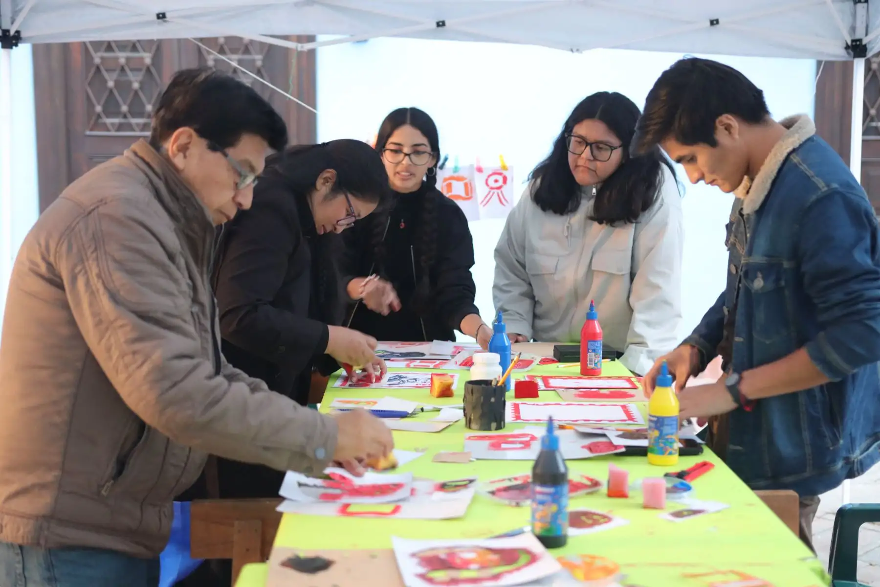 En el marco de la celebraciones de fiestas patrias la Pinacoteca Municipal Ignacio Merino organizó un taller de sténcil. Se realizó estampados, composición de imágenes alusivas a los símbolos patrios y personajes de nuestra independencia.
Sandra Gallegos y Ángela Paredes (Artistas de la Especialidad de Grabado de la Escuela Nacional de Bellas Artes del Perú)
Foto: ANDINA / Lino Chipana.