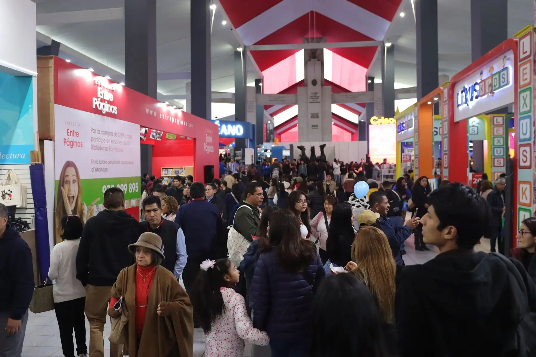 28 Feria Internacional del Libro de Lima. 
Gran cantidad de personas participan del evento cultural en su tercer día de exposición.
Foto: ANDINA / Lino Chipana.