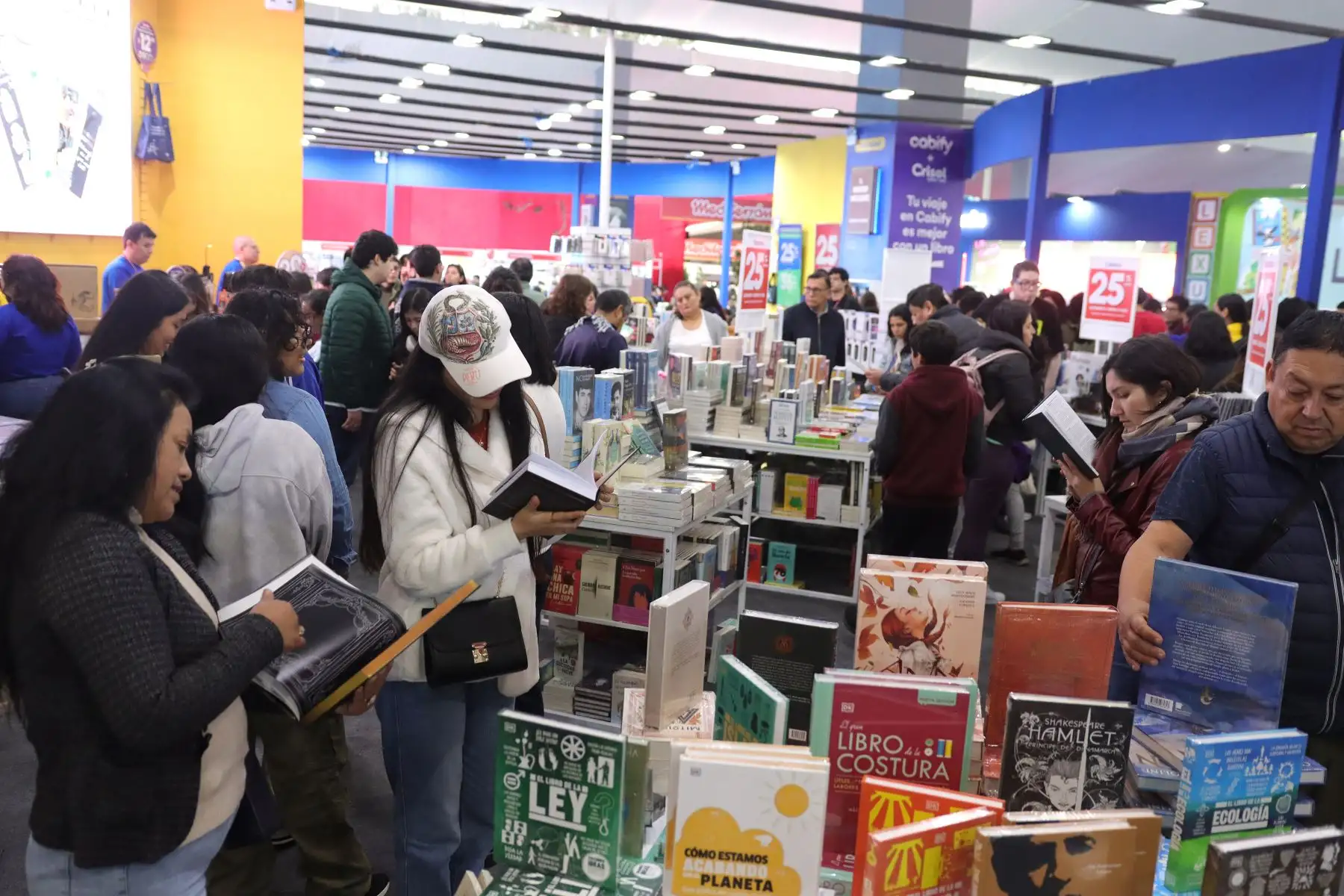 La librería Crisol atiende a los lectores en la 28 Feria Internacional del Libro de Lima. 
Gran cantidad de personas participan del evento cultural en su tercer día de exposición.
Foto: ANDINA / Lino Chipana.