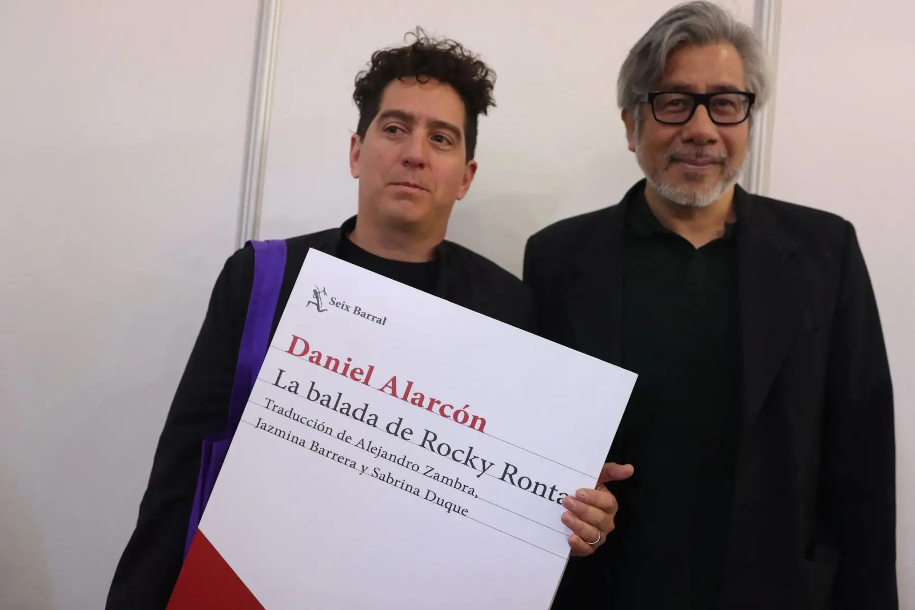 Escritores Daniel Alarcón y Julio Villanueva Chang.
28 Feria Internacional del Libro de Lima. 
Gran cantidad de personas participan del evento cultural en su tercer día de exposición.

Foto: ANDINA / Lino Chipana.