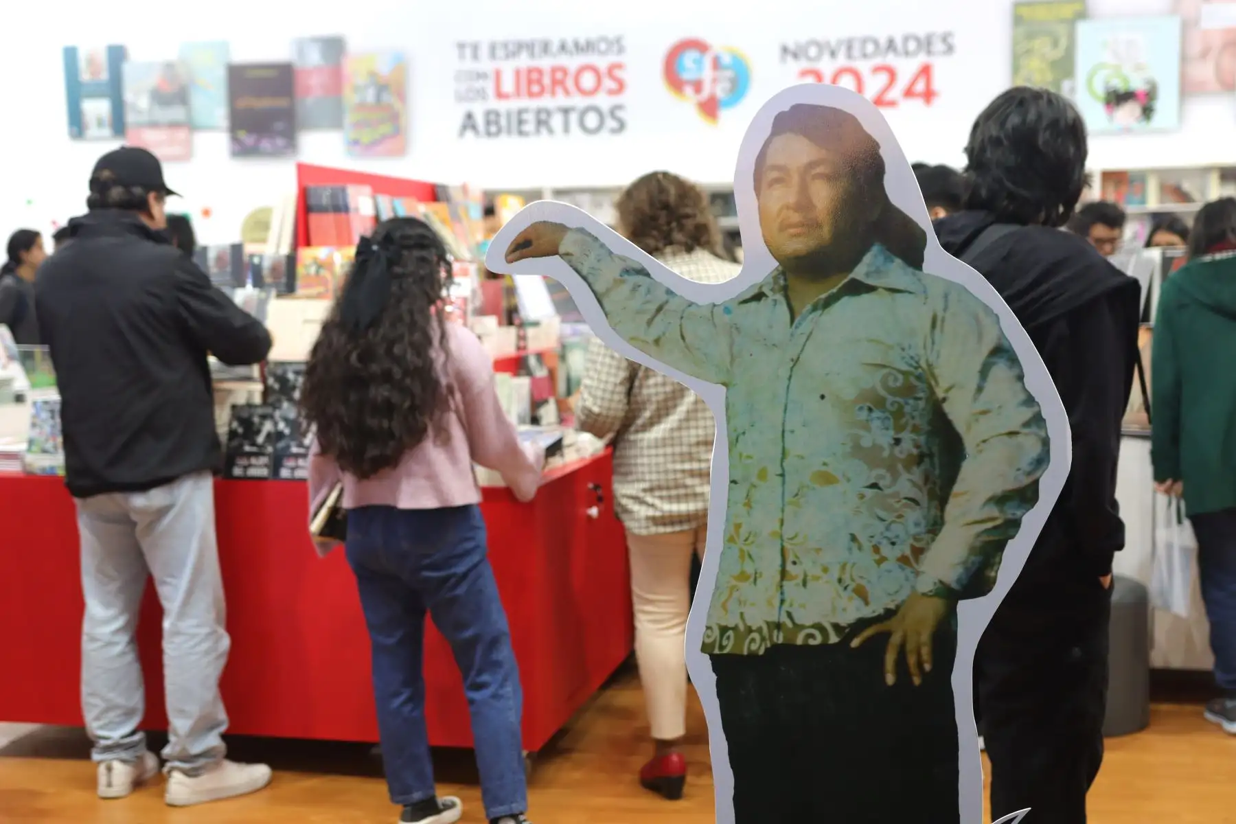 Personajes populares como Lorenzo Palacios " Chacalon", son parte de la ambientación de la 28 Feria Internacional del Libro de Lima. 
Foto: ANDINA / Lino Chipana.