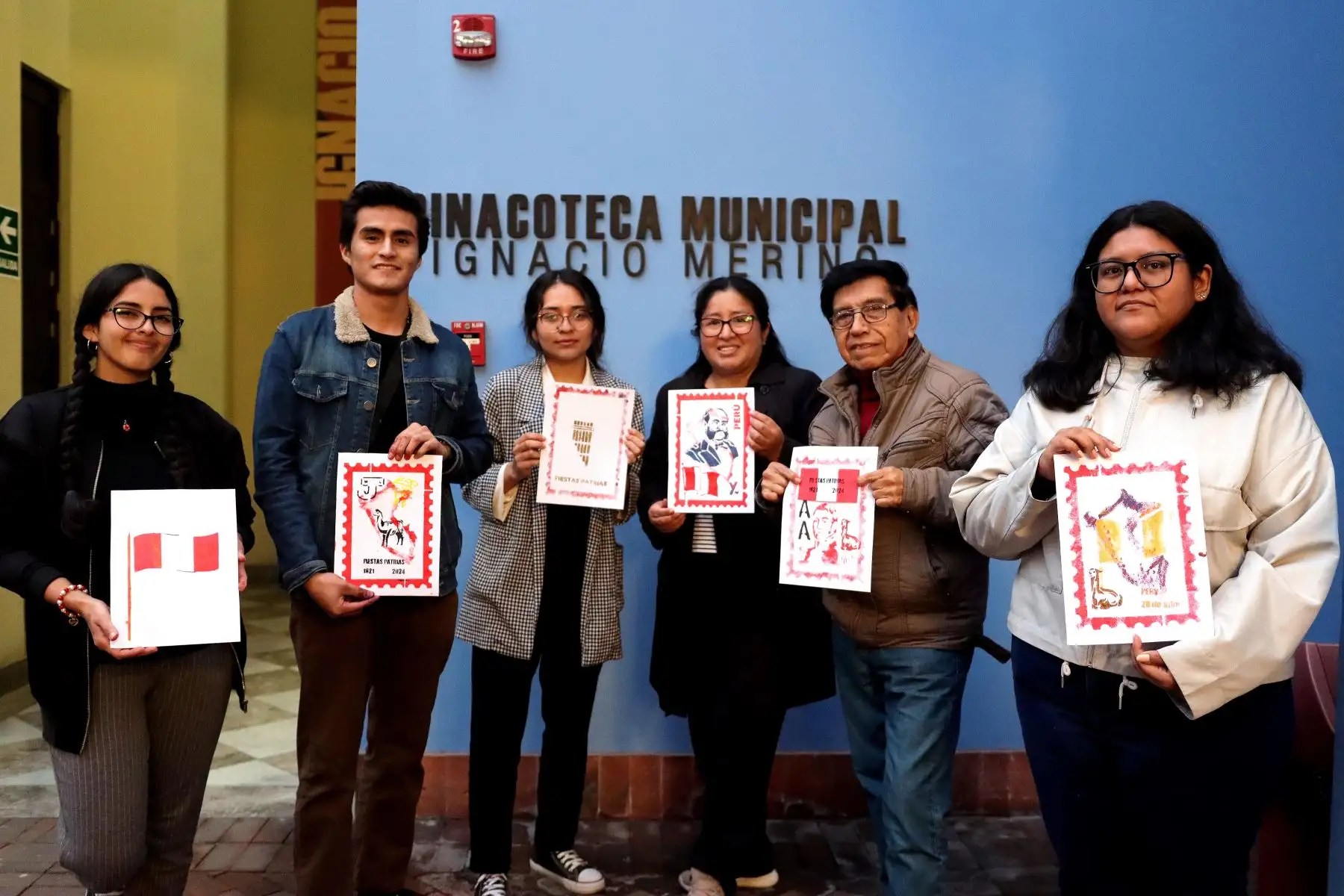 En el marco de la celebraciones de fiestas patrias la Pinacoteca Municipal Ignacio Merino organizó un taller de sténcil. Se realizó estampados, composición de imágenes alusivas a los símbolos patrios y personajes de nuestra independencia.
Sandra Gallegos y Ángela Paredes (Artistas de la Especialidad de Grabado de la Escuela Nacional de Bellas Artes del Perú)
Foto: ANDINA / Lino Chipana.