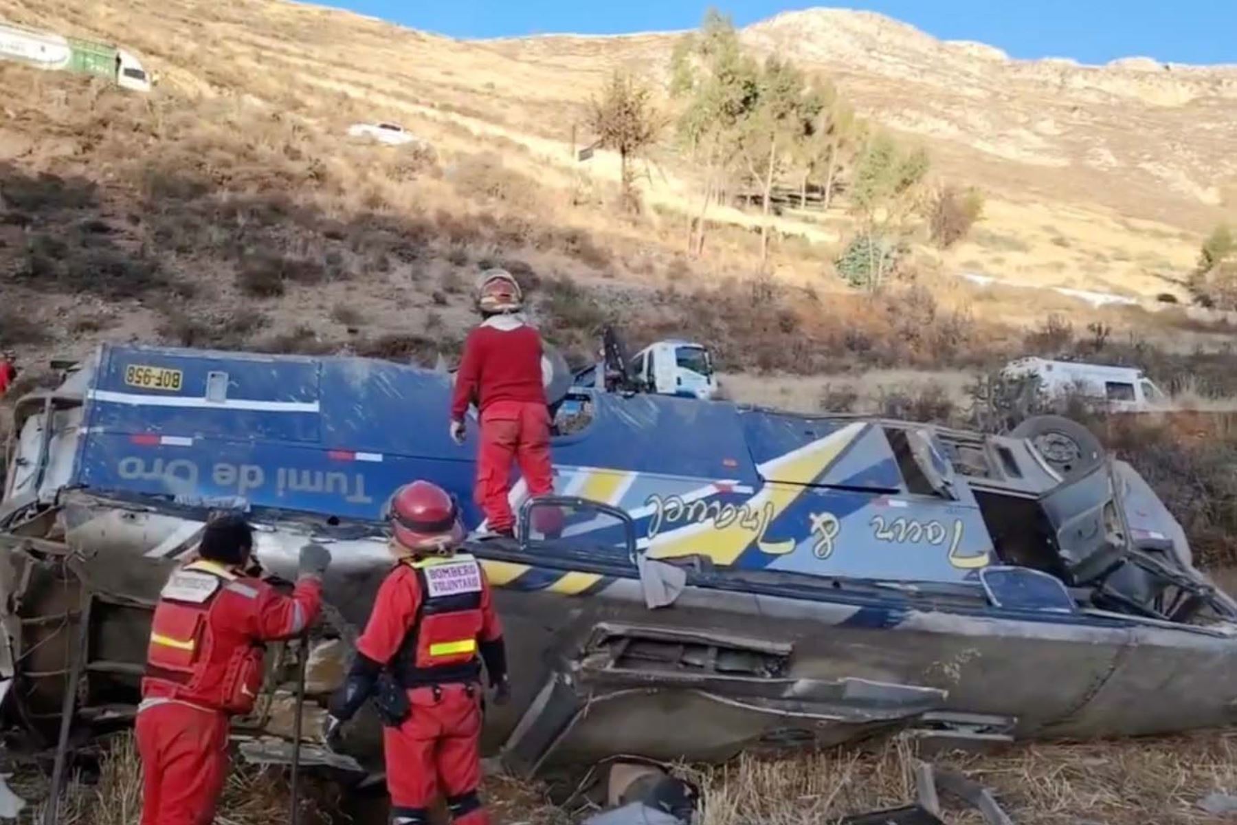 Siete muertos y nueve heridos deja esta madrugada el despiste de un bus que trasladaba a la orquesta "Antología del Folclor" en la carretera Tarma - La Oroya, región Junín. Captura TV