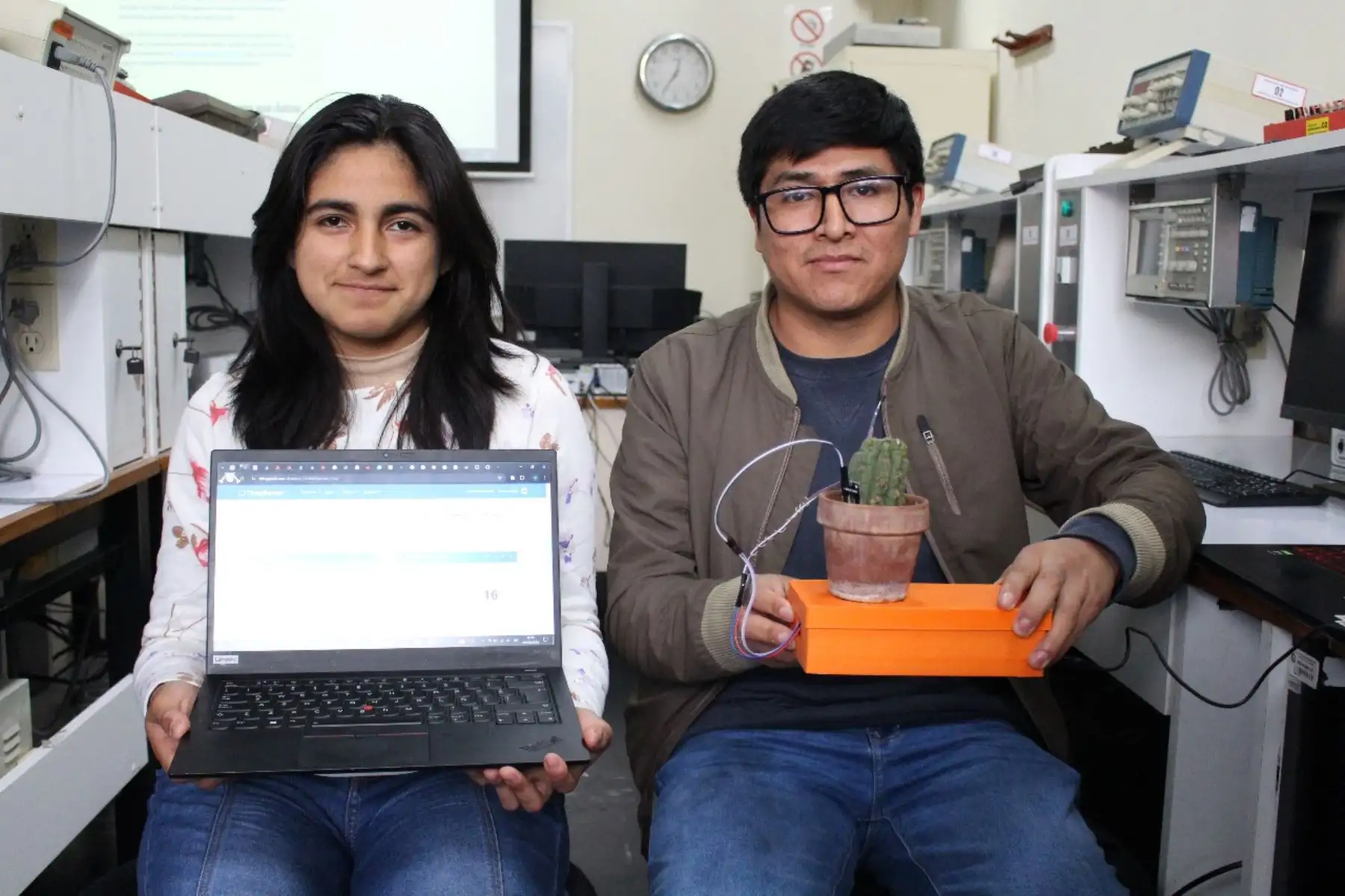 El sistema de monitoreo incluye sensores de temperatura y humedad que recopilan la información sobre el estado de la planta en tiempo real y, a través del IoT, la envían a una plataforma web.