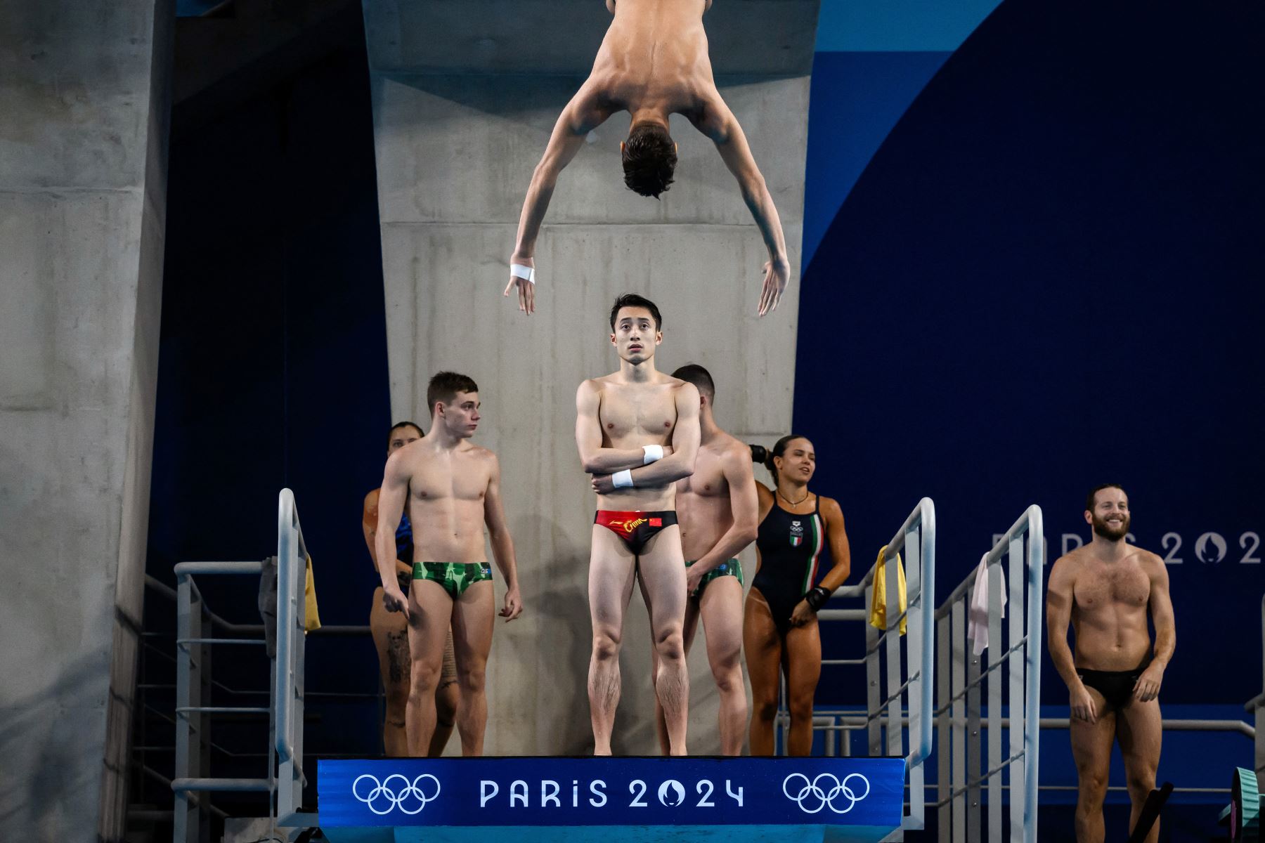 Los buceadores participan en una sesión de entrenamiento en el Centro Acuático de Saint-Denis, al norte de París, antes de los Juegos Olímpicos de París 2024.
Foto: AFP