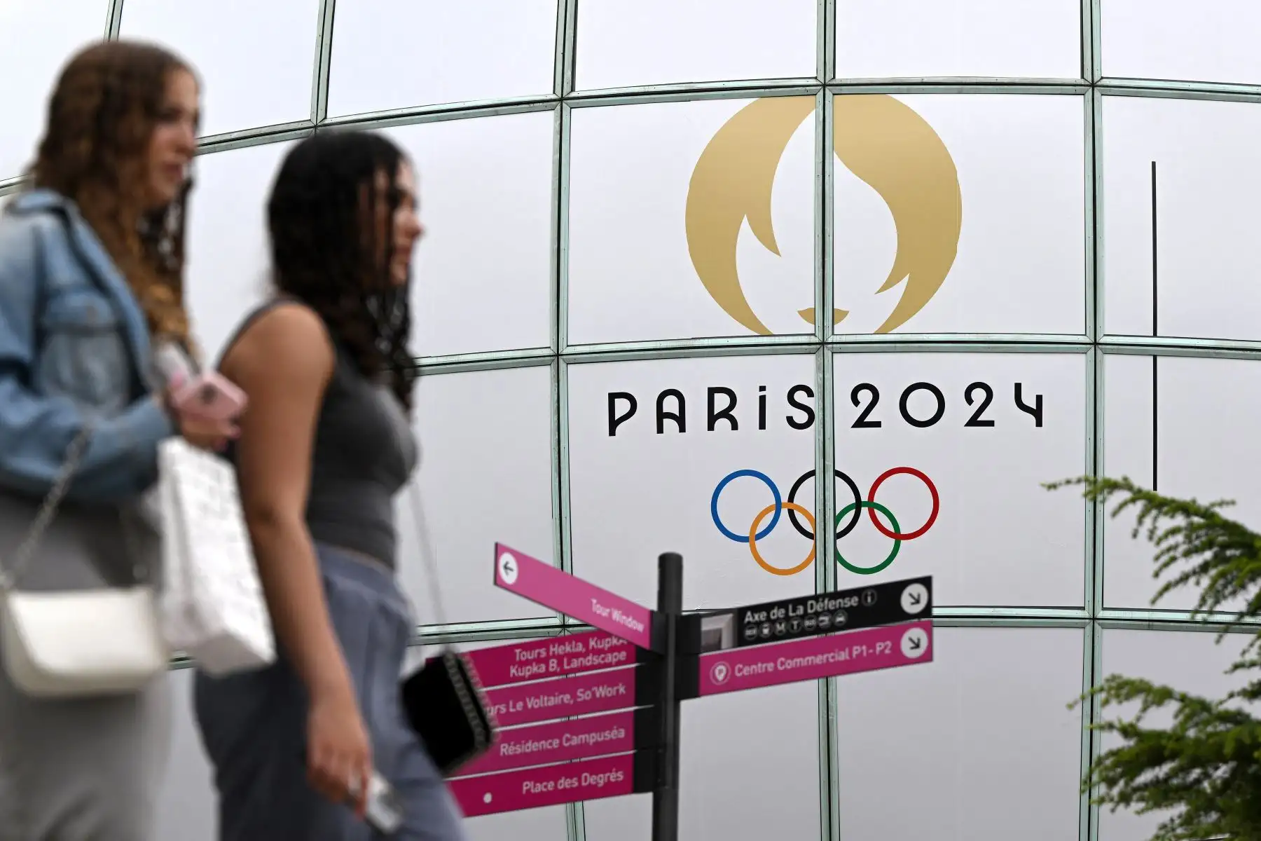 La gente pasa junto al logotipo de los Juegos Olímpicos de París 2024 en el distrito comercial de La Défense, al oeste de París, antes de los Juegos Olímpicos de París 2024.
Foto: AFP