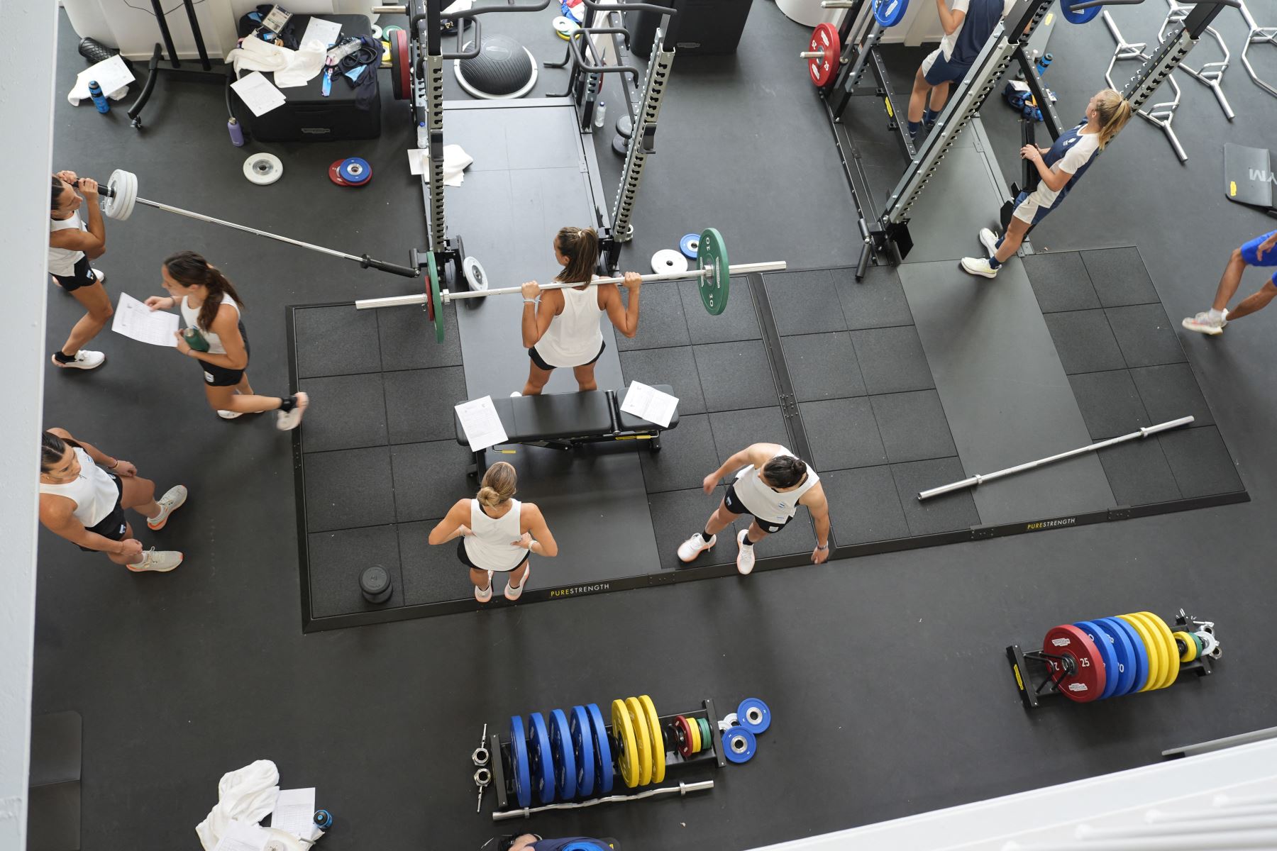 Atletas del equipo olímpico argentino entrenan en el gimnasio de la Villa Olímpica antes de los Juegos Olímpicos de París 2024, en Saint-Denis, cerca de París.
Foto: AFP