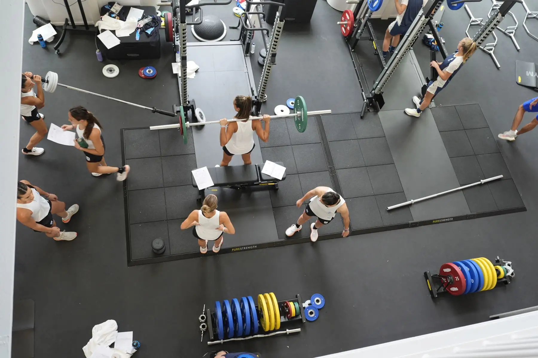 Atletas del equipo olímpico argentino entrenan en el gimnasio de la Villa Olímpica antes de los Juegos Olímpicos de París 2024, en Saint-Denis, cerca de París.
Foto: AFP