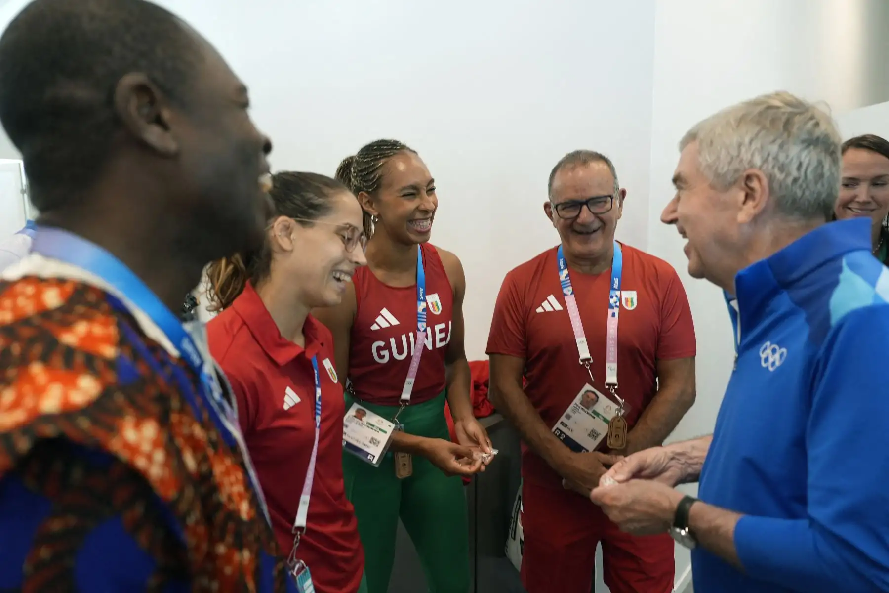 Los miembros del equipo olímpico de Guinea se ríen con el presidente del COI, Thomas Bach, en la Villa Olímpica antes de los Juegos Olímpicos de París 2024, en Saint-Denis, cerca de París.
Foto: AFP