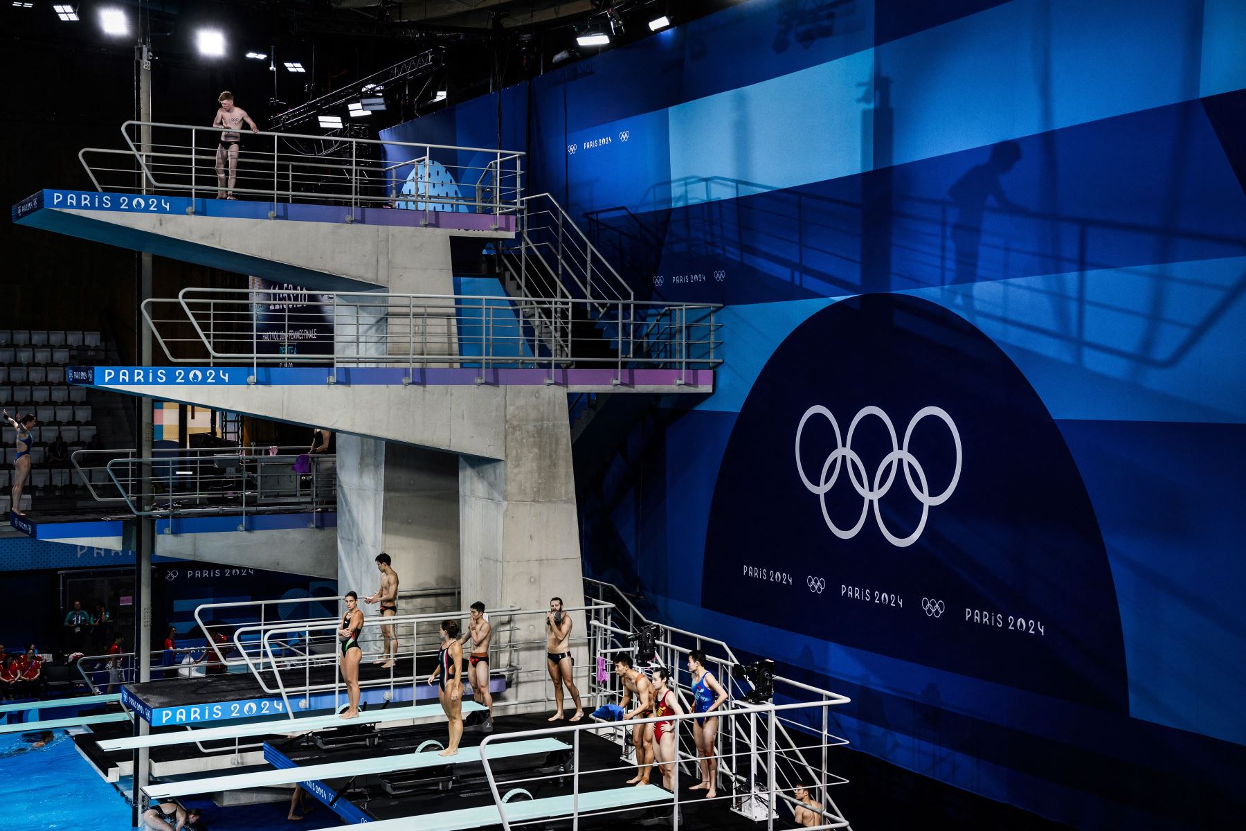 Los buceadores participan en una sesión de entrenamiento en el Centro Acuático de Saint-Denis, al norte de París, antes de los Juegos Olímpicos de París 2024.
Foto: AFP