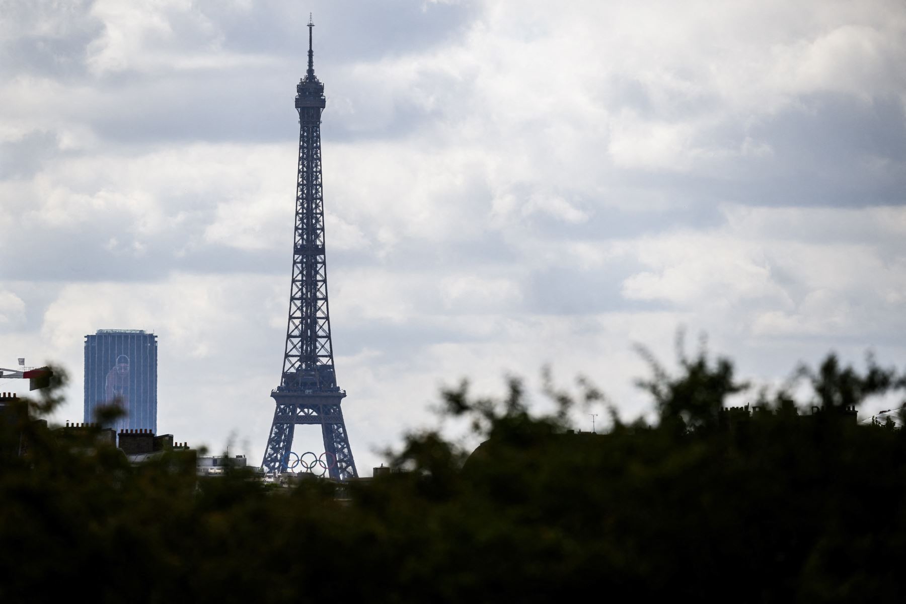 Esta fotografía muestra los anillos olímpicos en la Torre Eiffel, tomada desde el distrito comercial de La Défense de París antes de los Juegos Olímpicos y Paralímpicos de París 2024.
Foto: AFP