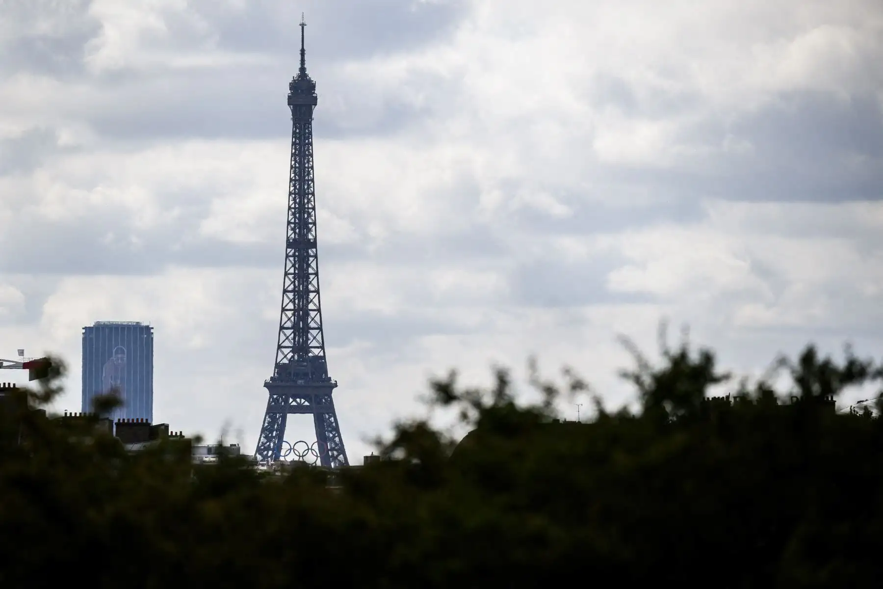 Esta fotografía muestra los anillos olímpicos en la Torre Eiffel, tomada desde el distrito comercial de La Défense de París antes de los Juegos Olímpicos y Paralímpicos de París 2024.
Foto: AFP
