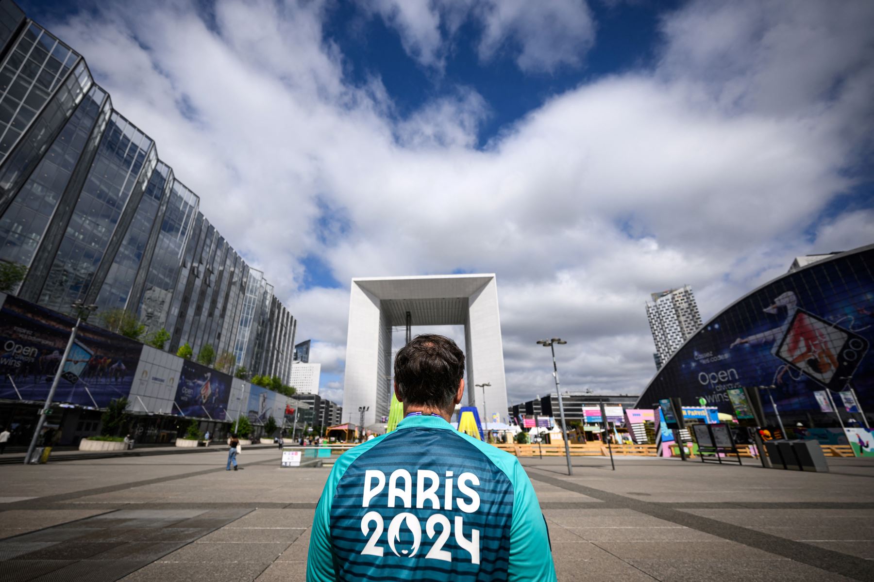 Un voluntario de los Juegos Olímpicos de París 2024 camina, en el distrito comercial de La Défense en las afueras de París, unos días antes de la ceremonia de apertura de los Juegos Olímpicos de París 2024.
Foto: AFP