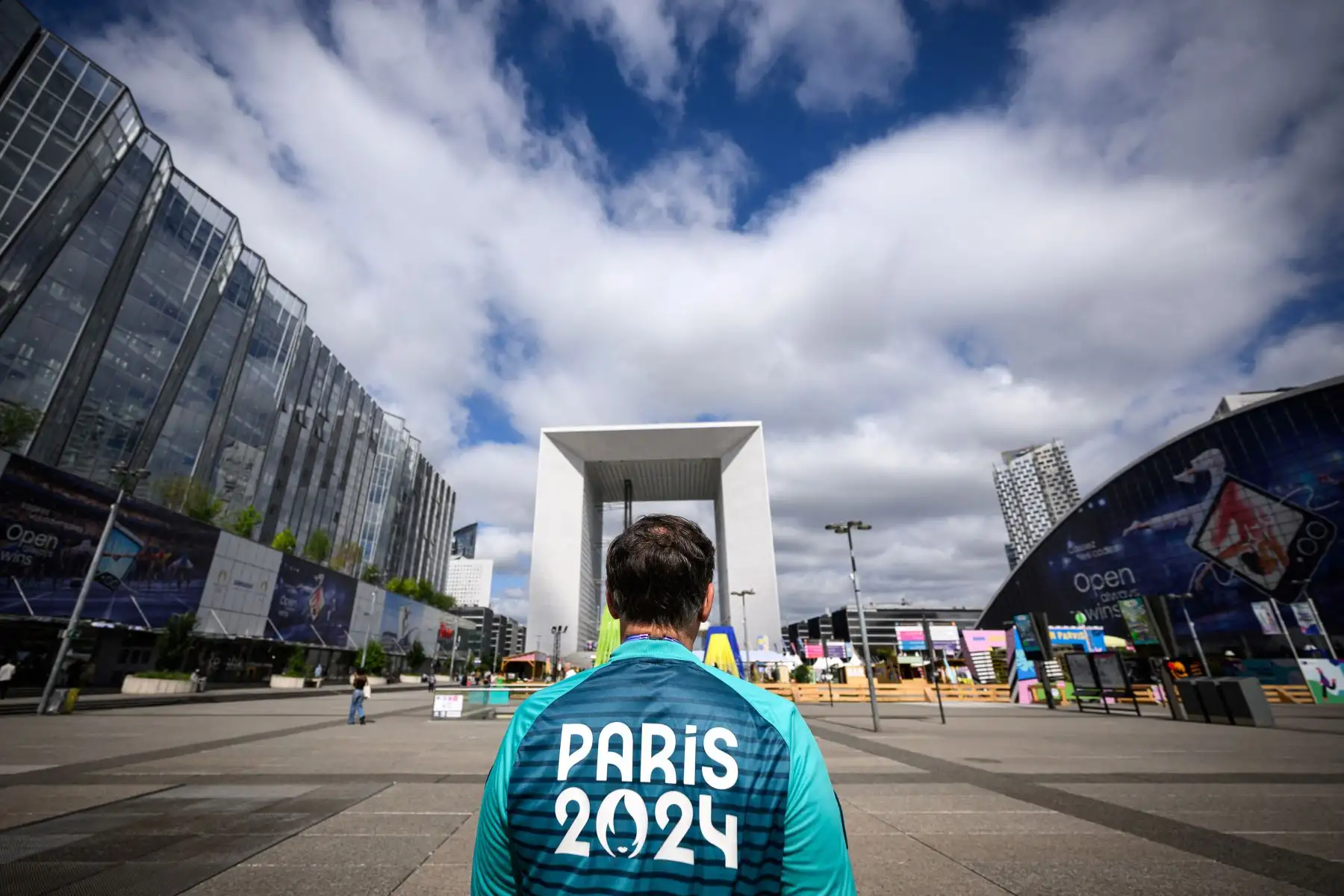 Un voluntario de los Juegos Olímpicos de París 2024 camina, en el distrito comercial de La Défense en las afueras de París, unos días antes de la ceremonia de apertura de los Juegos Olímpicos de París 2024.
Foto: AFP