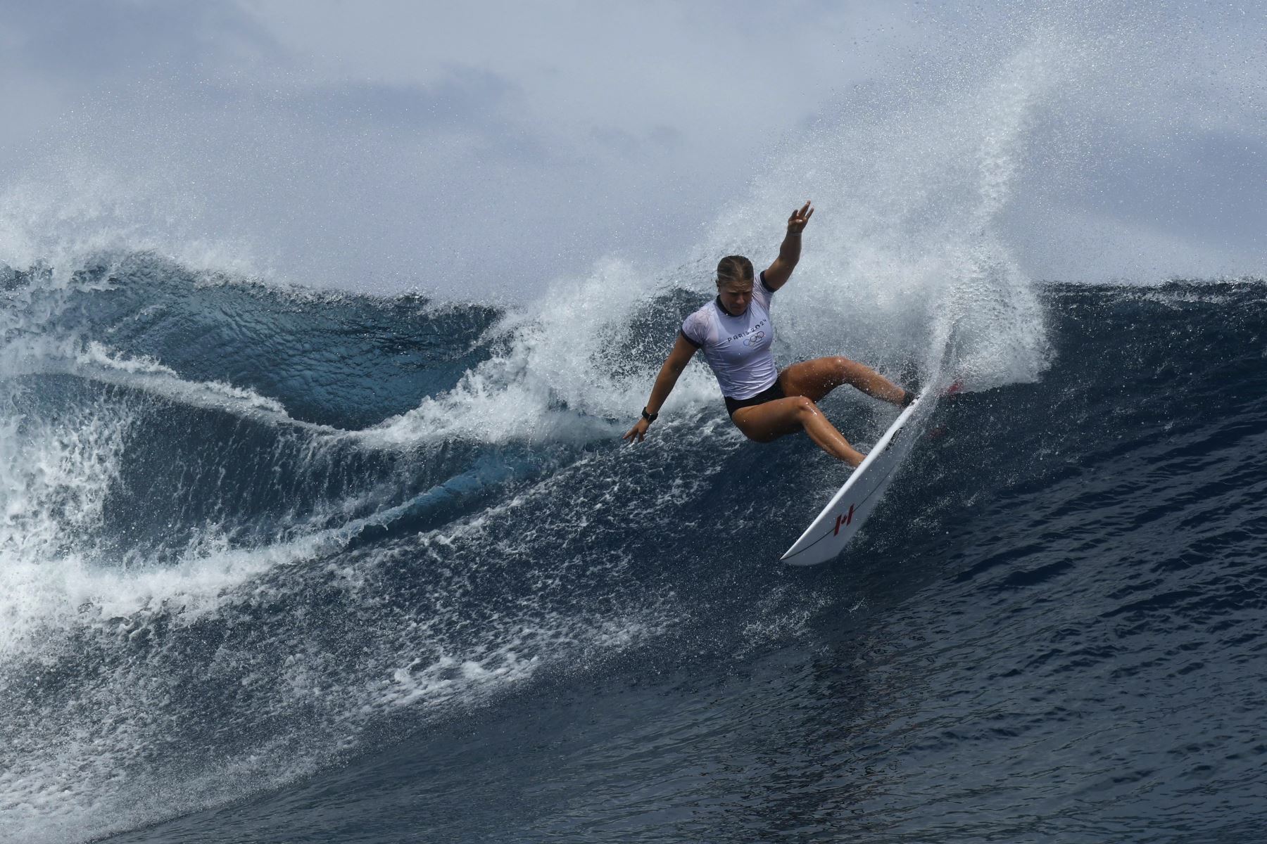 La canadiense Sanoa Dempfle-Olin participa en una sesión de entrenamiento de surf en Teahupo