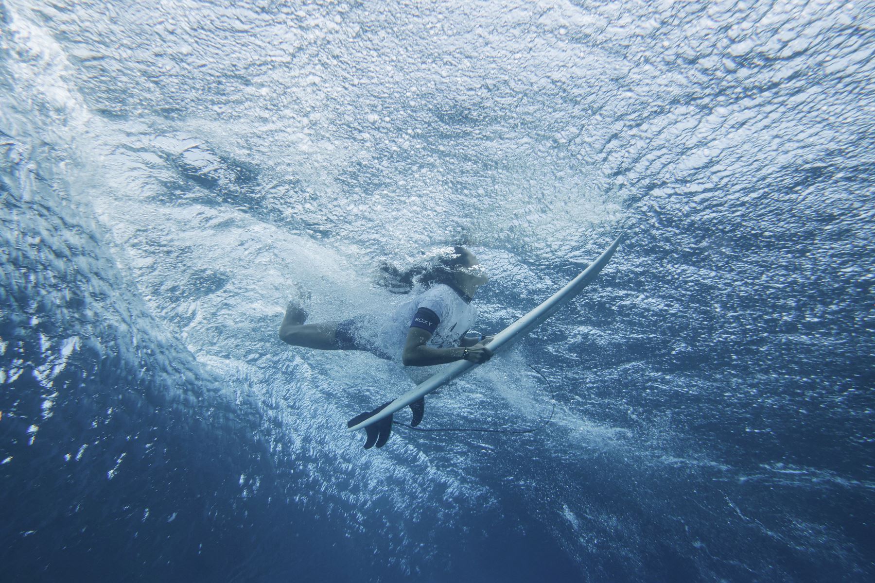 Un surfista participa en una sesión de entrenamiento de surf en Teahupo