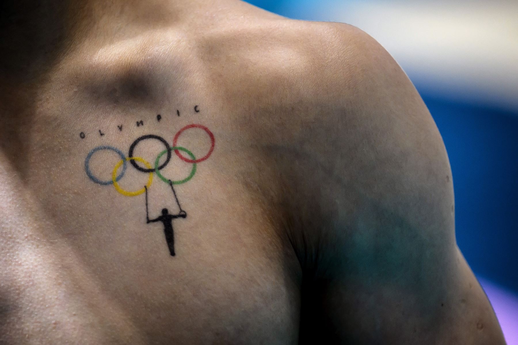 El tatuaje del surcoreano Ryu Sung-hyun aparece en la foto mientras participa en una sesión de entrenamiento en el centro de entrenamiento de gimnasia en Le Bourget, antes de los Juegos Olímpicos de París 2024.

Foto: AFP