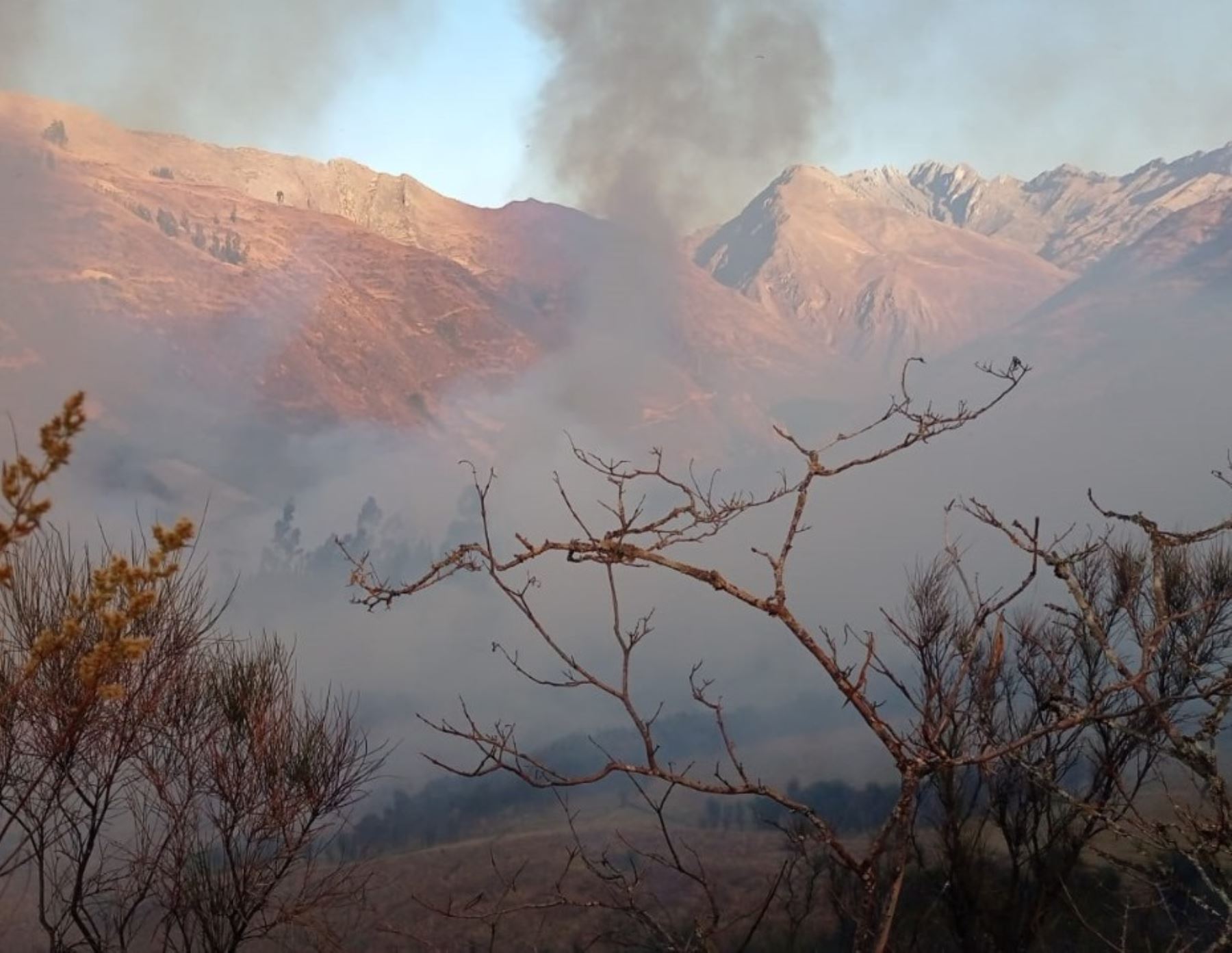 Dos incendios forestales se registraron en las provincias de Bolognesi y Huari, en la sierra de la región Áncash. Los siniestros han cobrado la vida de dos personas. ANDINA/Difusión