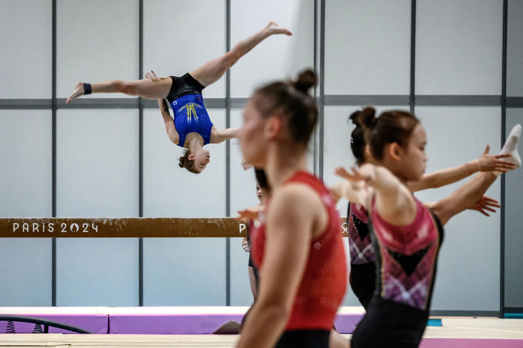 La rumana Ana Barbosu participa en una sesión de entrenamiento en el centro de gimnasia de Le Bourget, antes de los Juegos Olímpicos de París 2024.
Foto: AFP